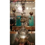 Vase bouteille en cristal plein de Baccarat gravé meulé à décor floral monté en [...]