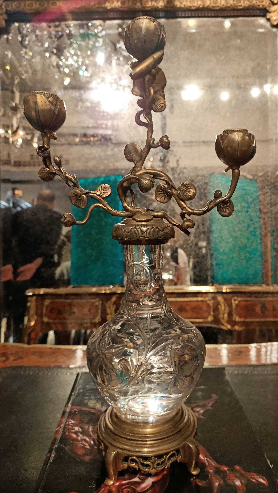 Vase bouteille en cristal plein de Baccarat gravé meulé à décor floral monté en [...]