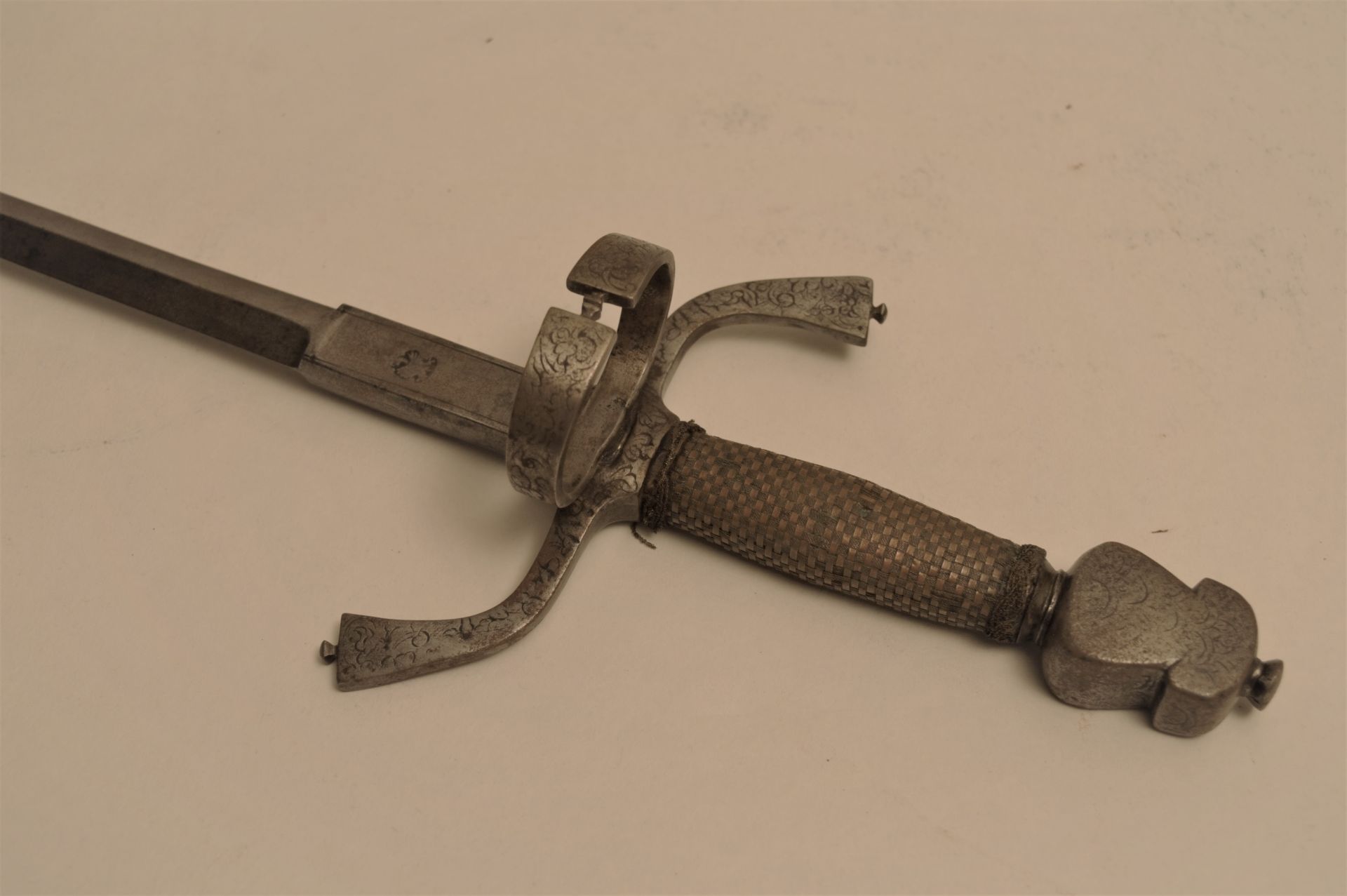 Epée de chasse XVIIIème, monture en fer constituée d'un pommeau plat, quillons [...]