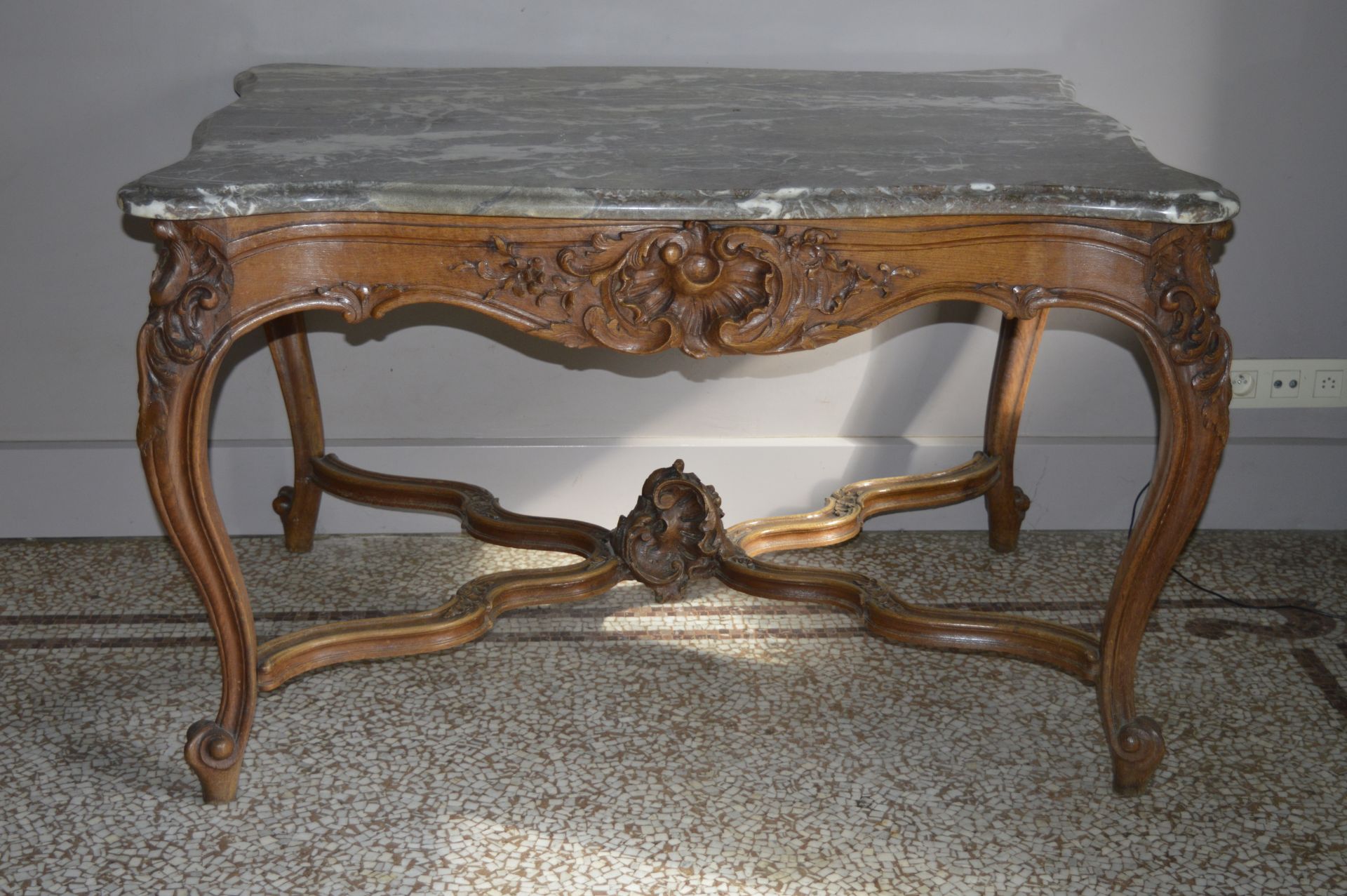 Table à gibier en bois naturel à riches décors de cartouche feuillagé et fleurie, [...]