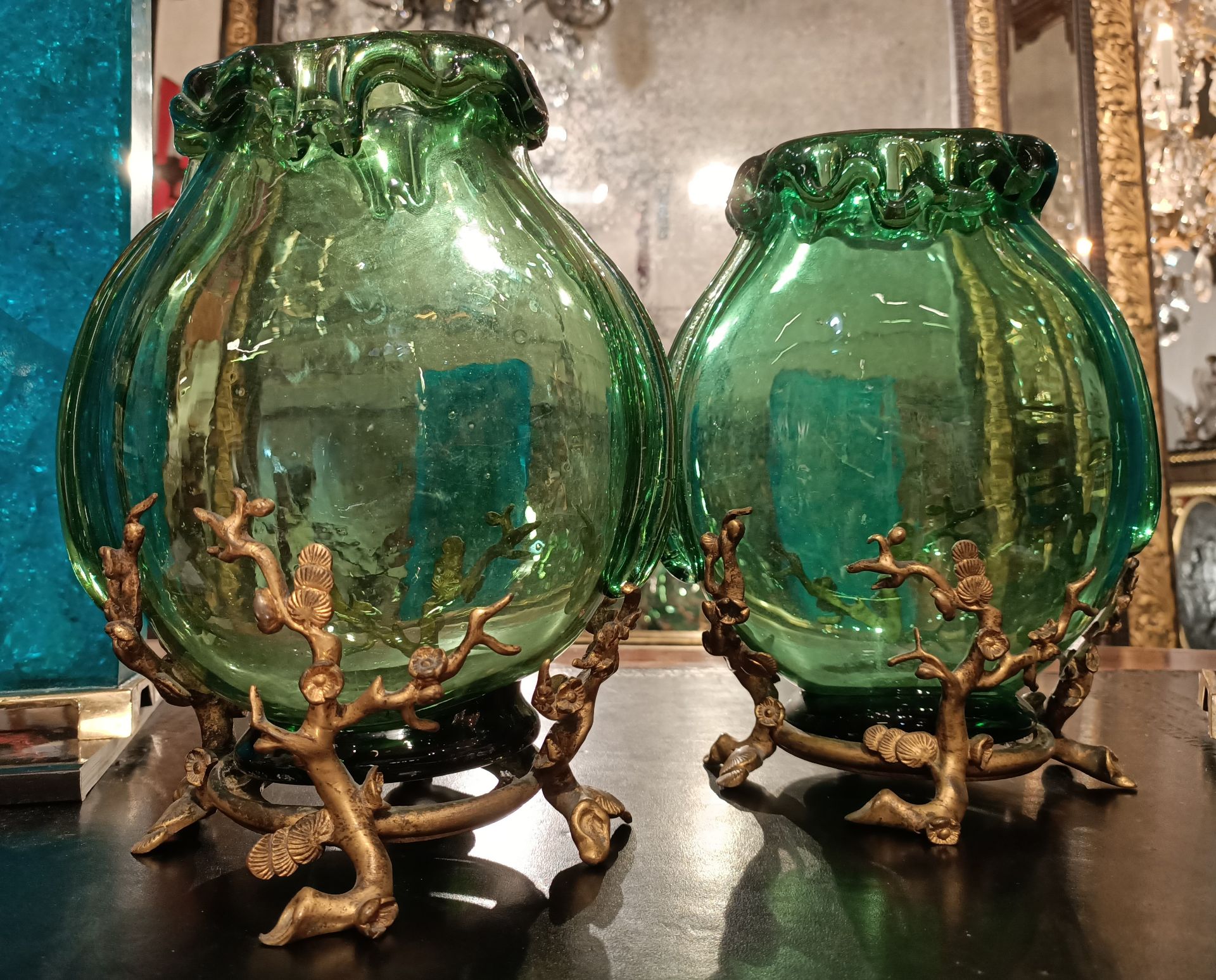 Paire de vases en forme de gourde en cristal vert soufflé à larges coulures sur le [...]