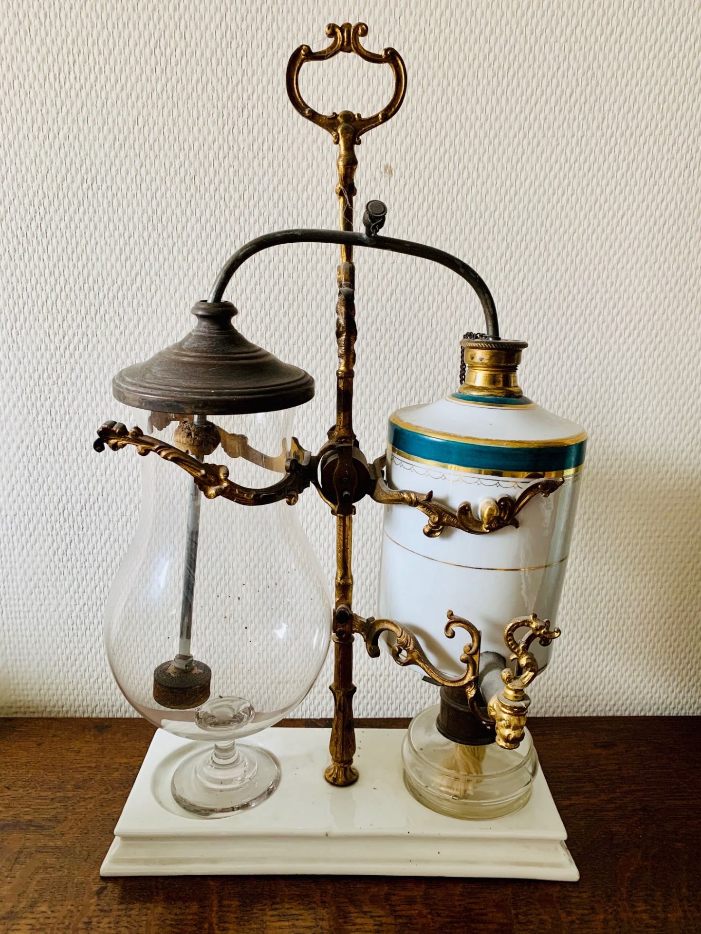 Cafetière à siphon balancier en porcelaine verre et laiton. XIXeme siècle, H 45,3 [...]