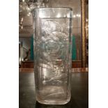 Maison Baccarat. Vase de forme carrée en cristal épais translucide taillé à [...]