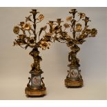 Paire de candélabres en bronze doré, à cinq bras de lumière à décors de fleurs [...]