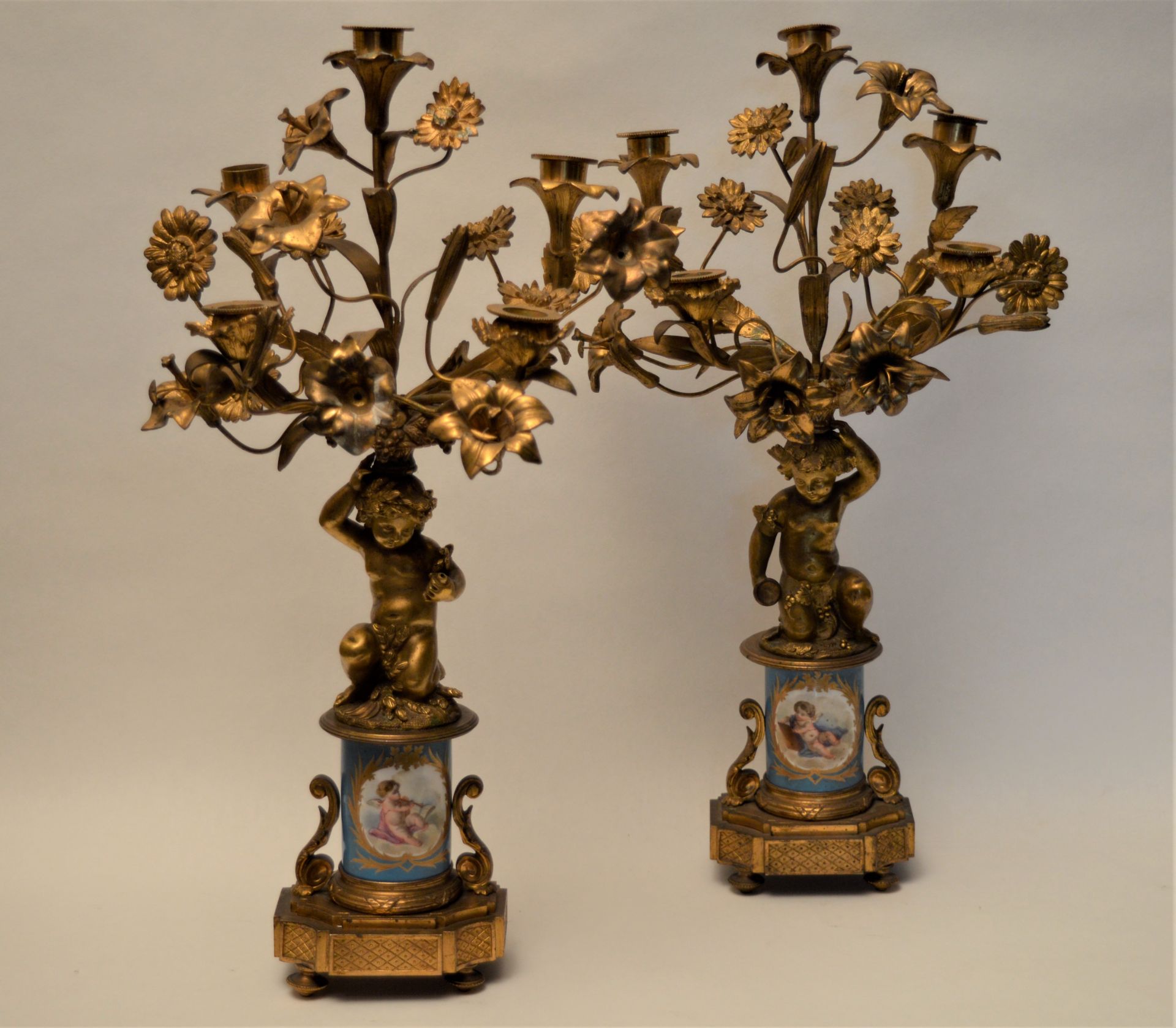 Paire de candélabres en bronze doré, à cinq bras de lumière à décors de fleurs [...]