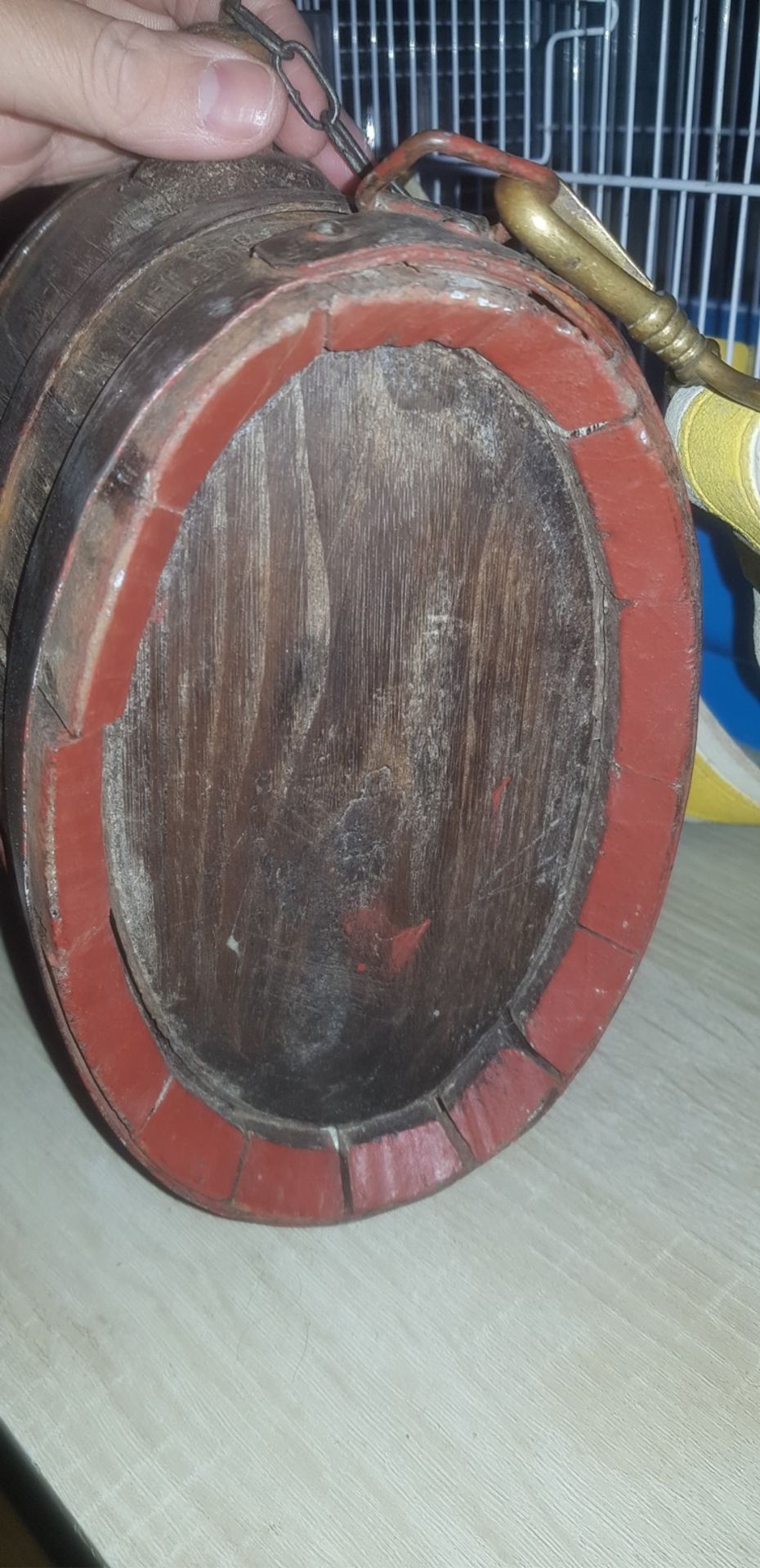 Tonnelet de cantiniere En bois avec reste de polychromie. Il est orné d’une plaque [...] - Image 6 of 8