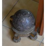 Boulet de canon en fonte sur un socle en bronze doré de style Louis XVI. H 18 cm -