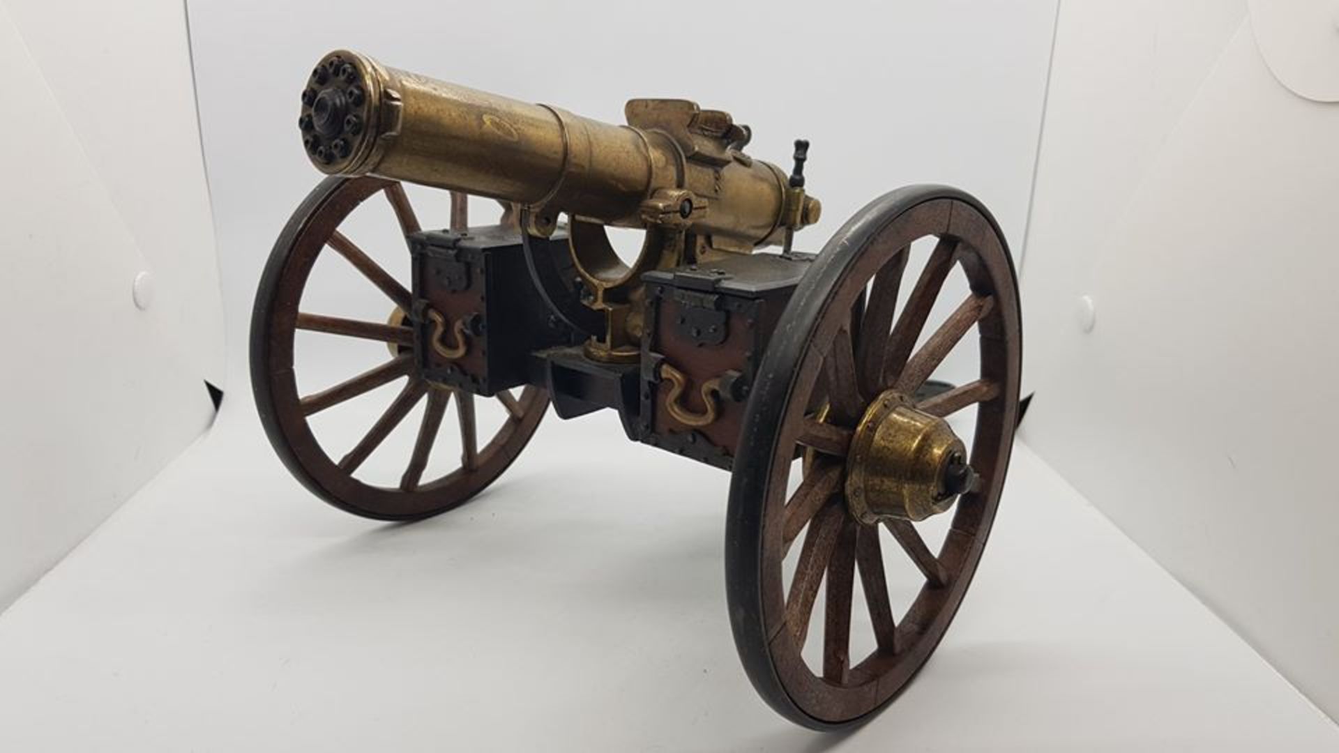 Mitrailleuse Gatling 1883 Model réduit en alliage et bois avec plaque en laiton « [...] - Image 4 of 6