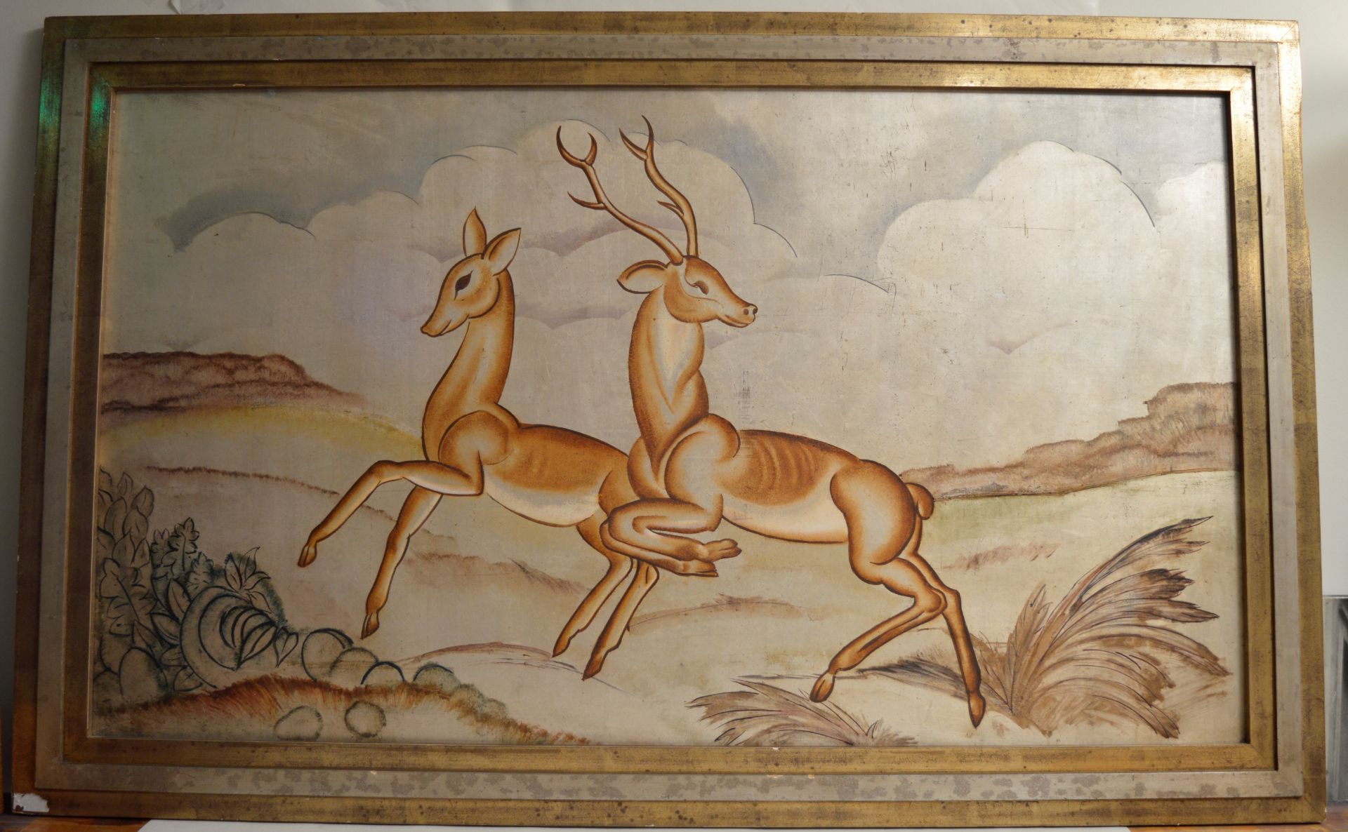 Ecole Moderne vers 1930. Cerf et biche dans un paysage. Huile et feuilles d'argent [...]