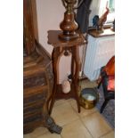 2 sellettes à entretoise, en bois naturel, vers 1900 H : 96 ; H : 107 cm -