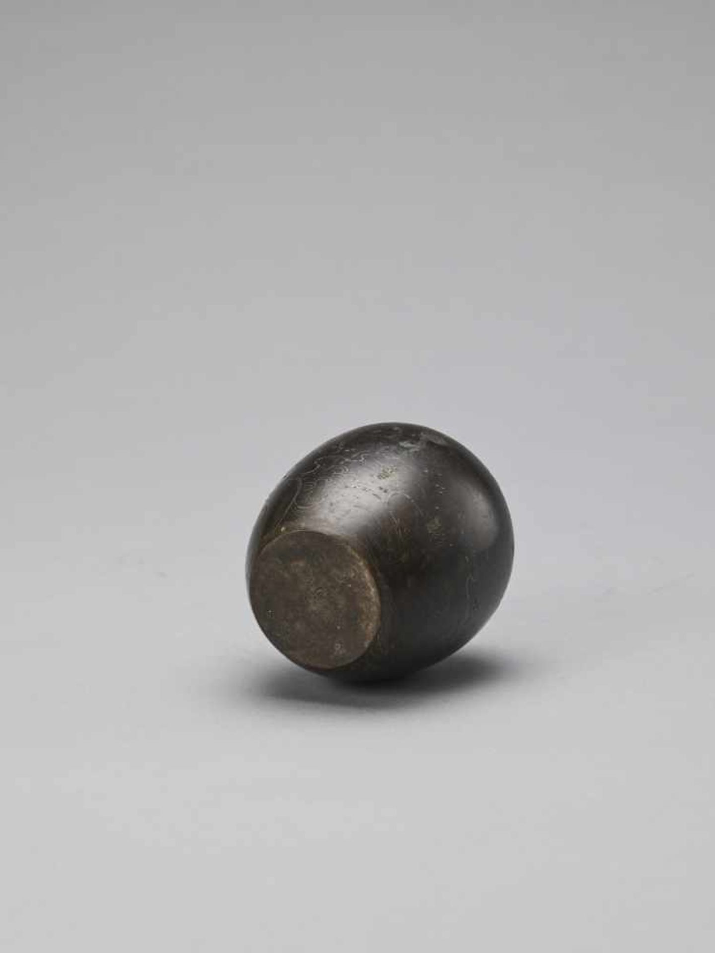 A SMALL SILVER INLAID BRONZE VASE - Image 6 of 7