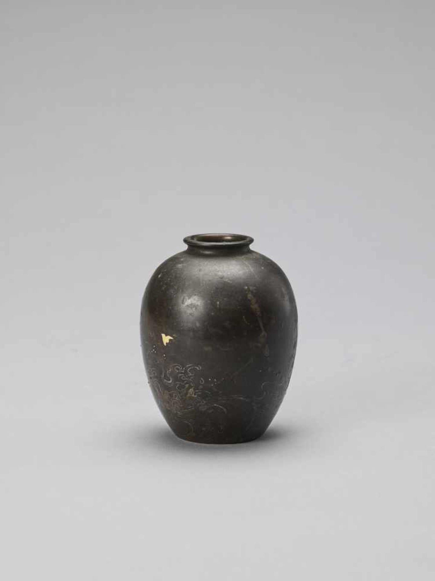 A SMALL SILVER INLAID BRONZE VASE - Image 2 of 7