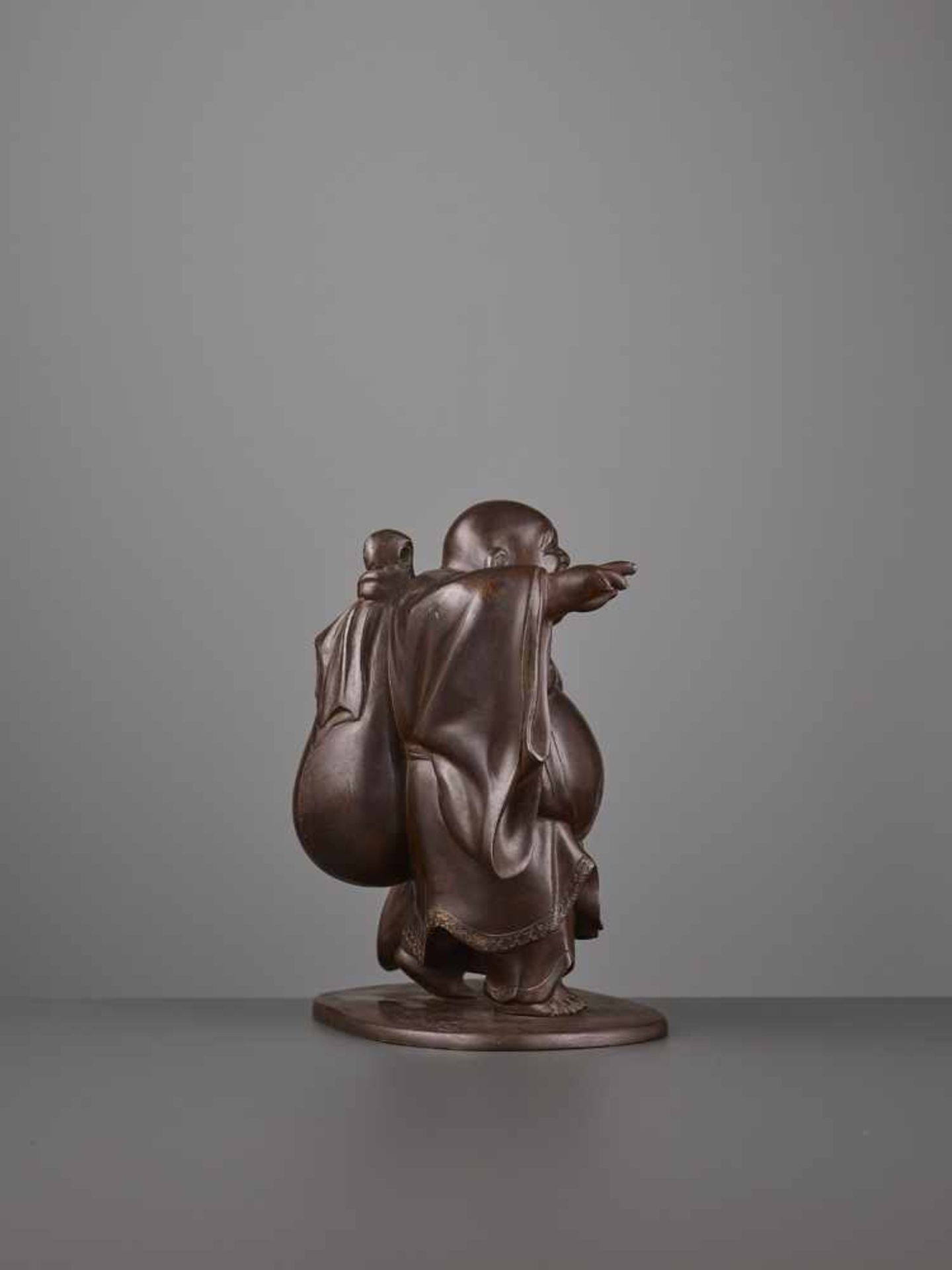 A CHARMING BRONZE OF HOTEI - Bild 5 aus 8