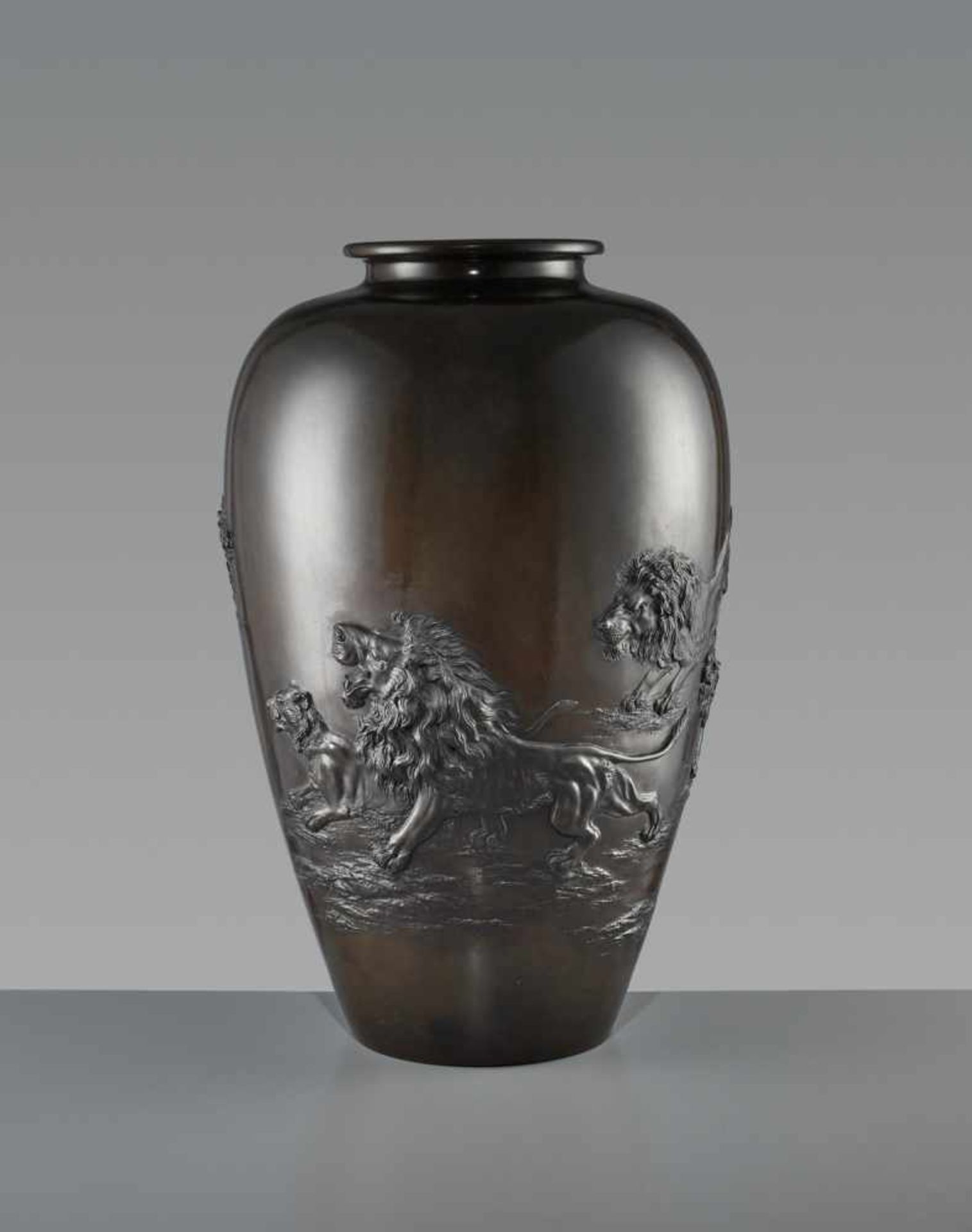 GENRYUSAI SEIYA: A MONUMENTAL ‘PRIDE OF LIONS’ BRONZE VASE <br