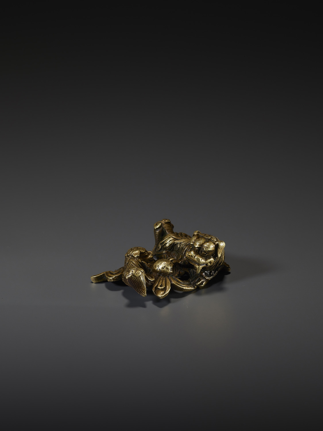 A SHISHI BRONZE SCROLL WEIGHT - Image 7 of 8