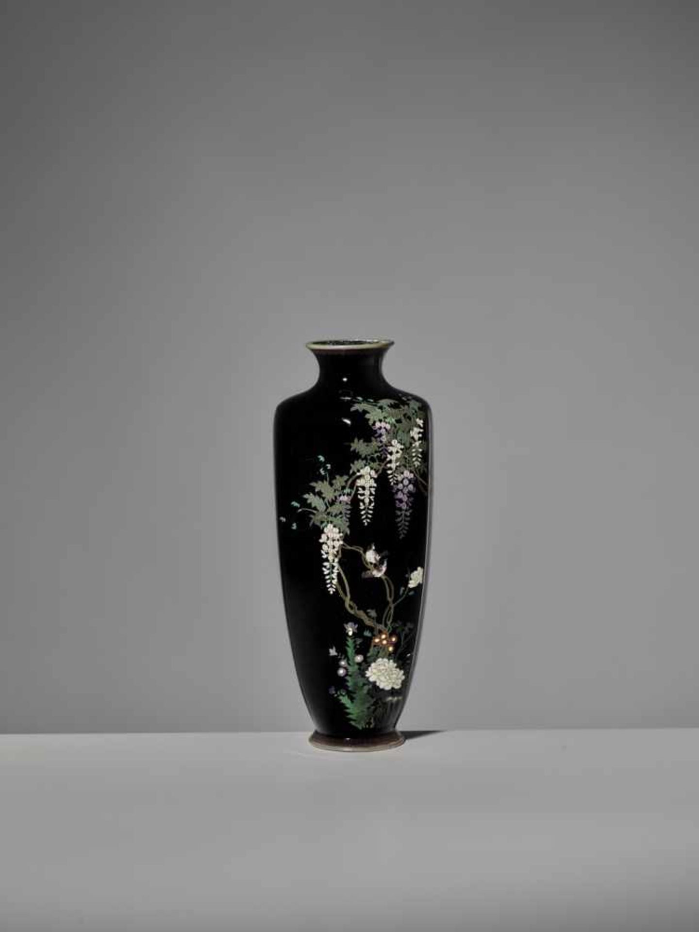 A FINE CLOISONNÉ ENAMEL VASE IN THE MANNER OF HAYASHI KODENJI < - Bild 6 aus 8