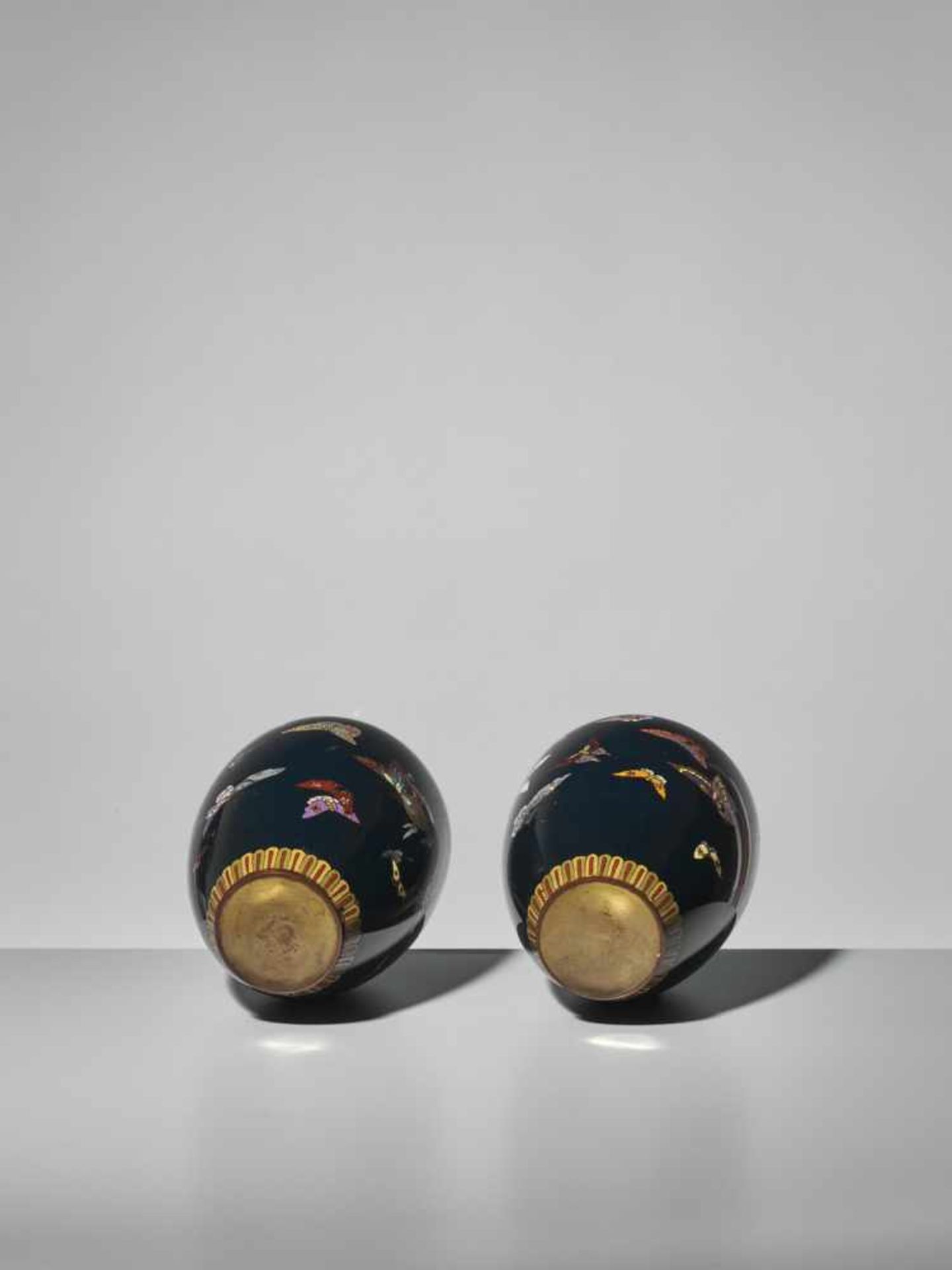 A PAIR OF CLOISONNE ENAMEL VASES WITH BUTTERFLIES - Image 6 of 6