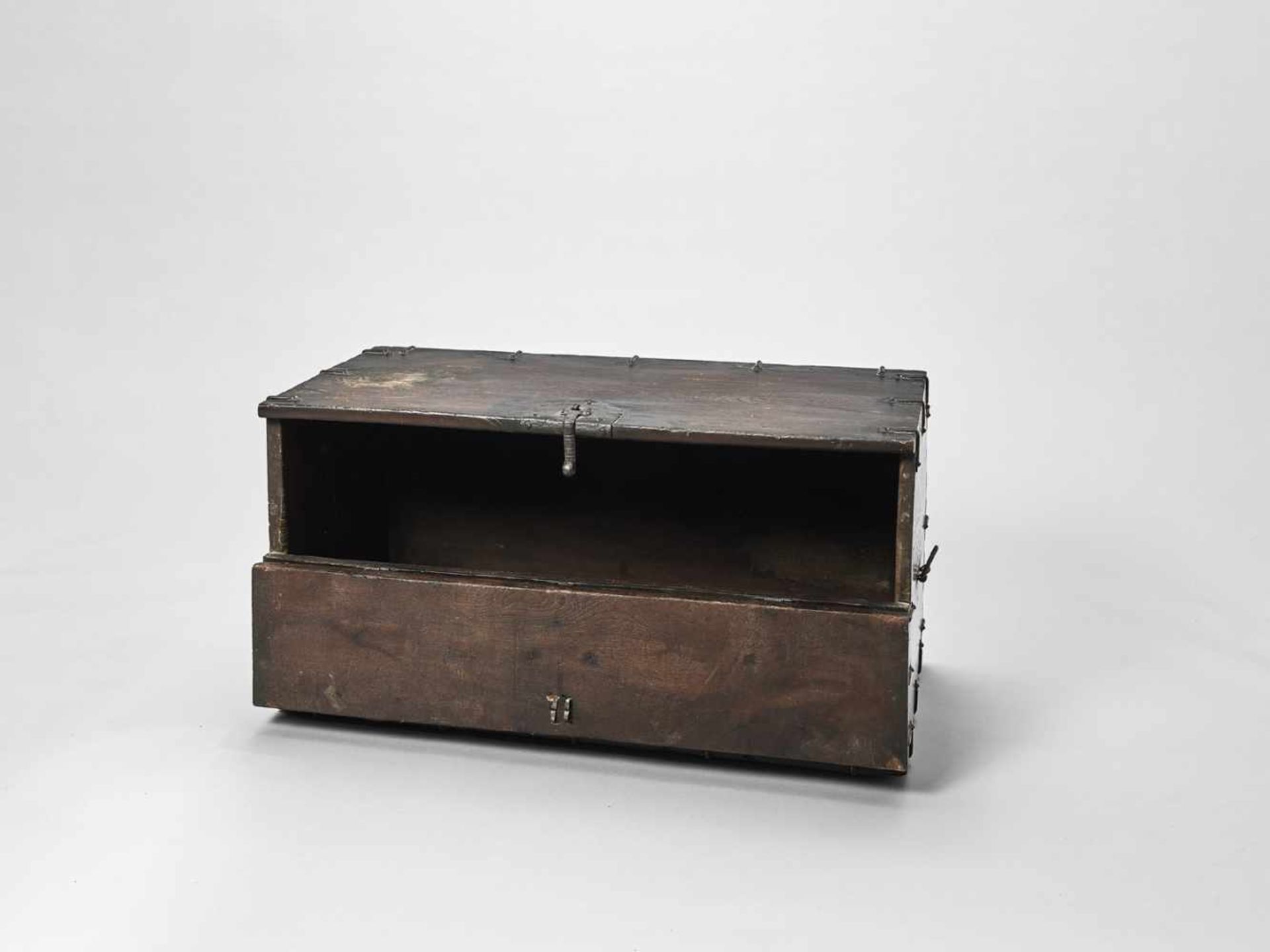 A KOREAN HARDWOOD CHEST, 19TH CENTURY - Image 4 of 5