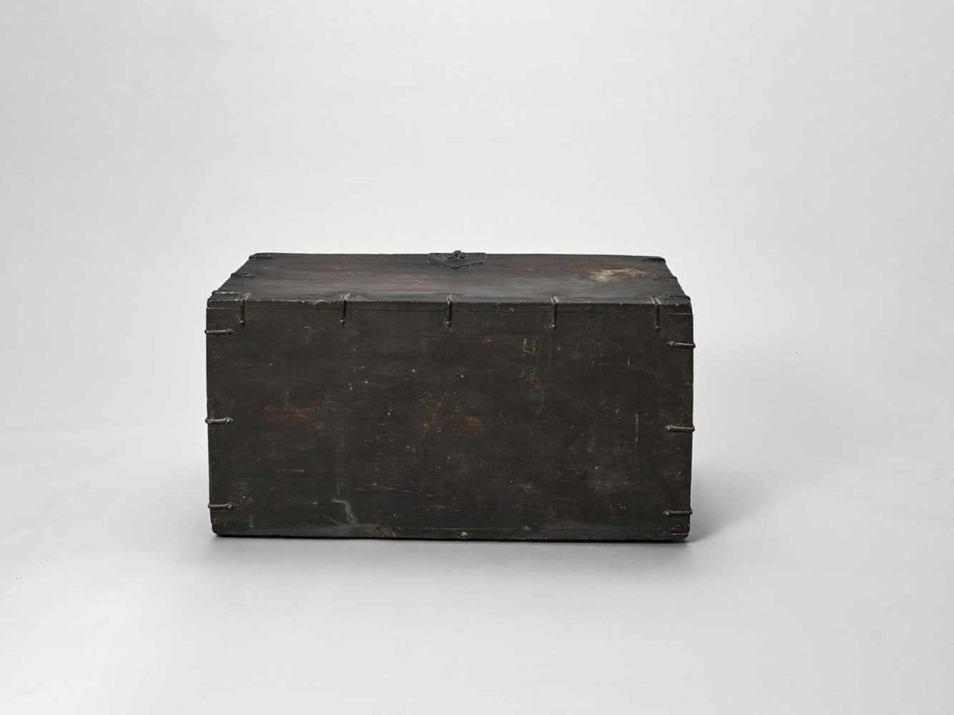 A KOREAN HARDWOOD CHEST, 19TH CENTURY - Image 3 of 5