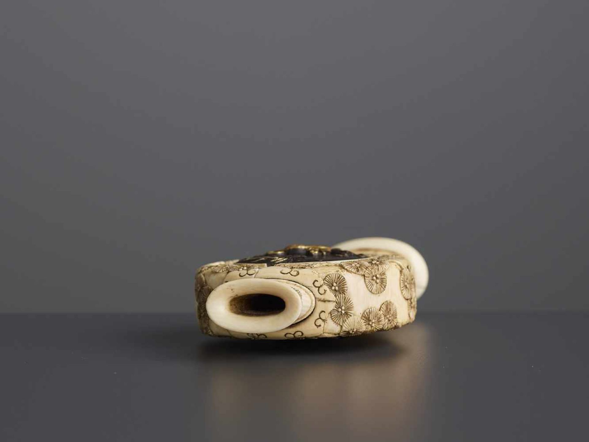 A RARE INLAID IVORY MOONFLASK - Image 7 of 8