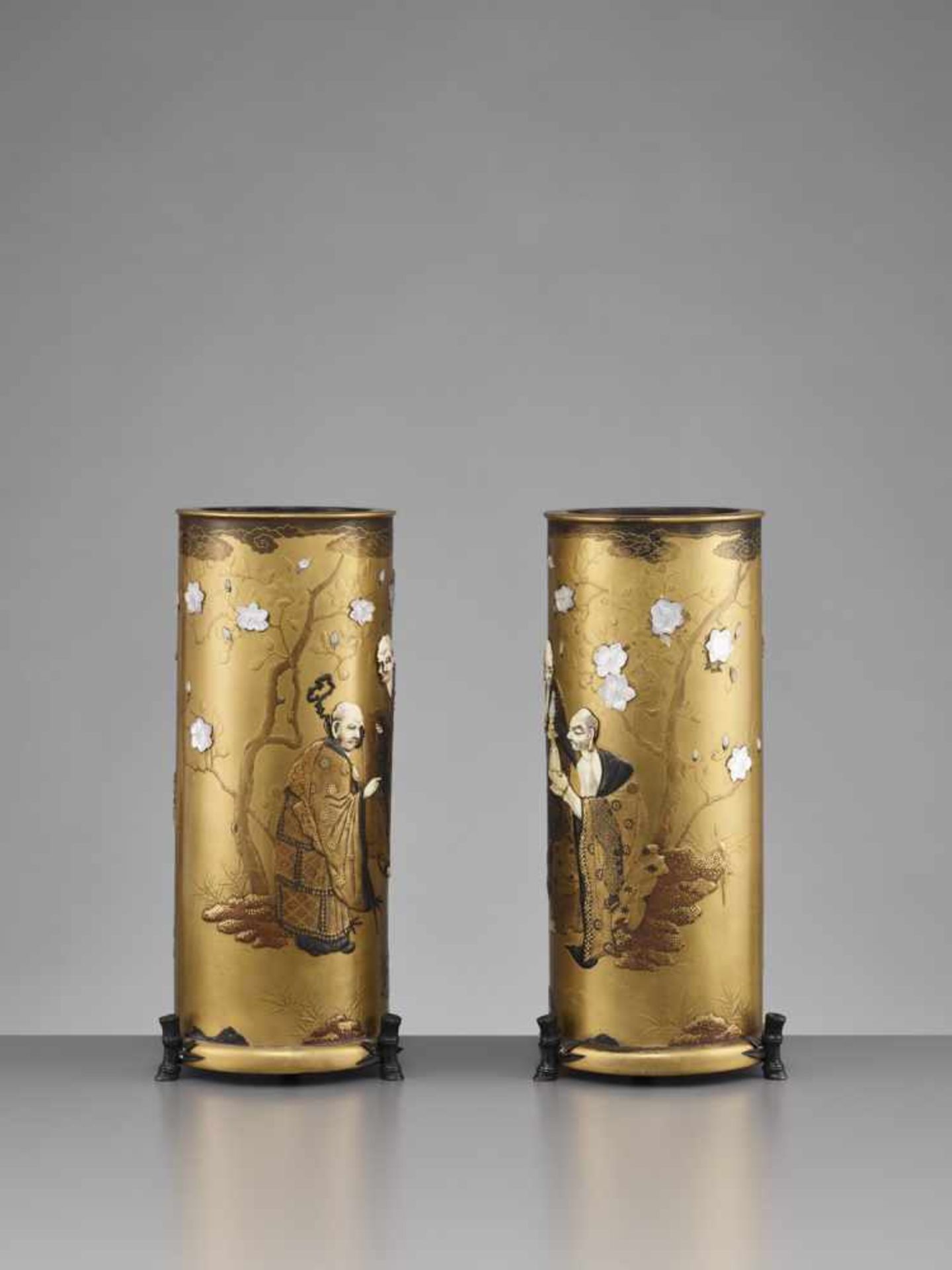 A FINE PAIR OF LACQUERED WOOD AND SHIBAYAMA VASES WITH RAKAN - Image 4 of 13