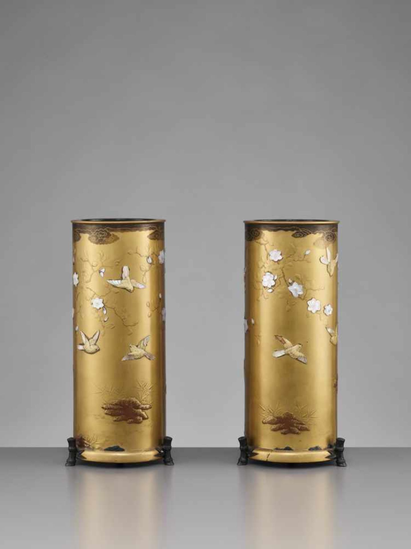 A FINE PAIR OF LACQUERED WOOD AND SHIBAYAMA VASES WITH RAKAN - Image 6 of 13