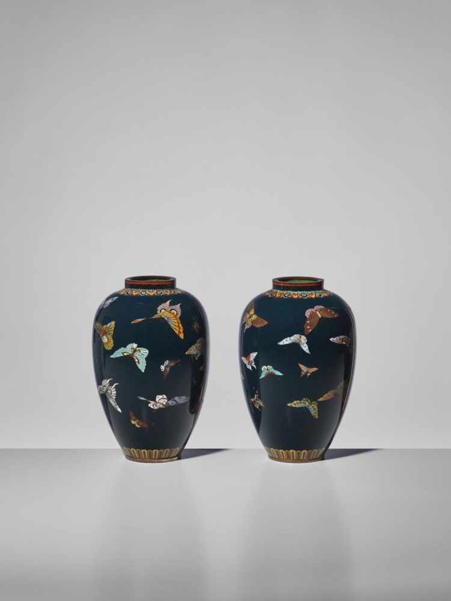 A PAIR OF CLOISONNE ENAMEL VASES WITH BUTTERFLIES - Bild 3 aus 6