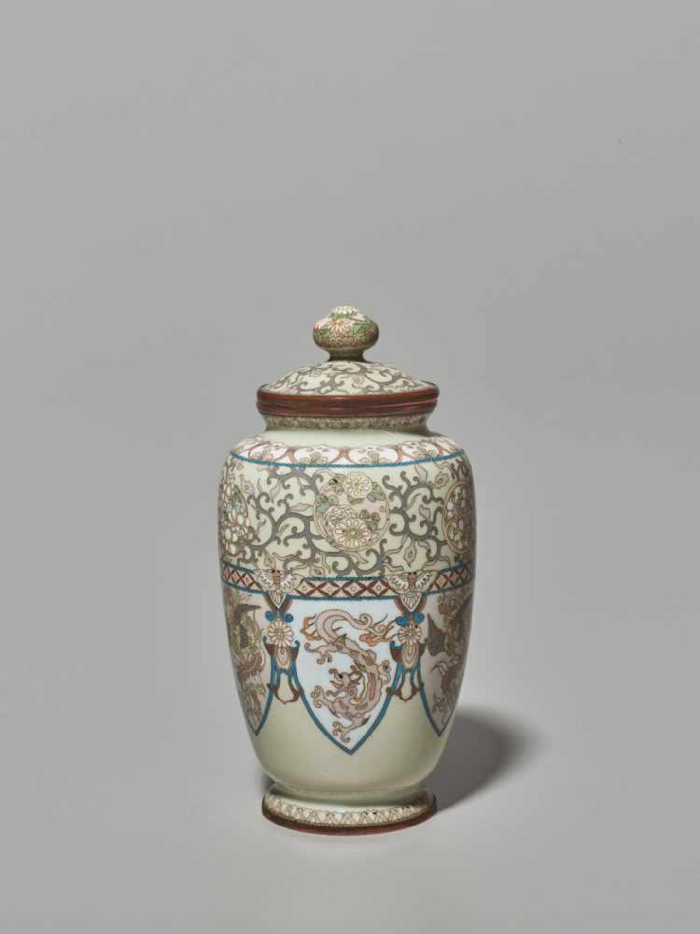 A LIDDED CLOISONNÉ VASE < - Bild 4 aus 6