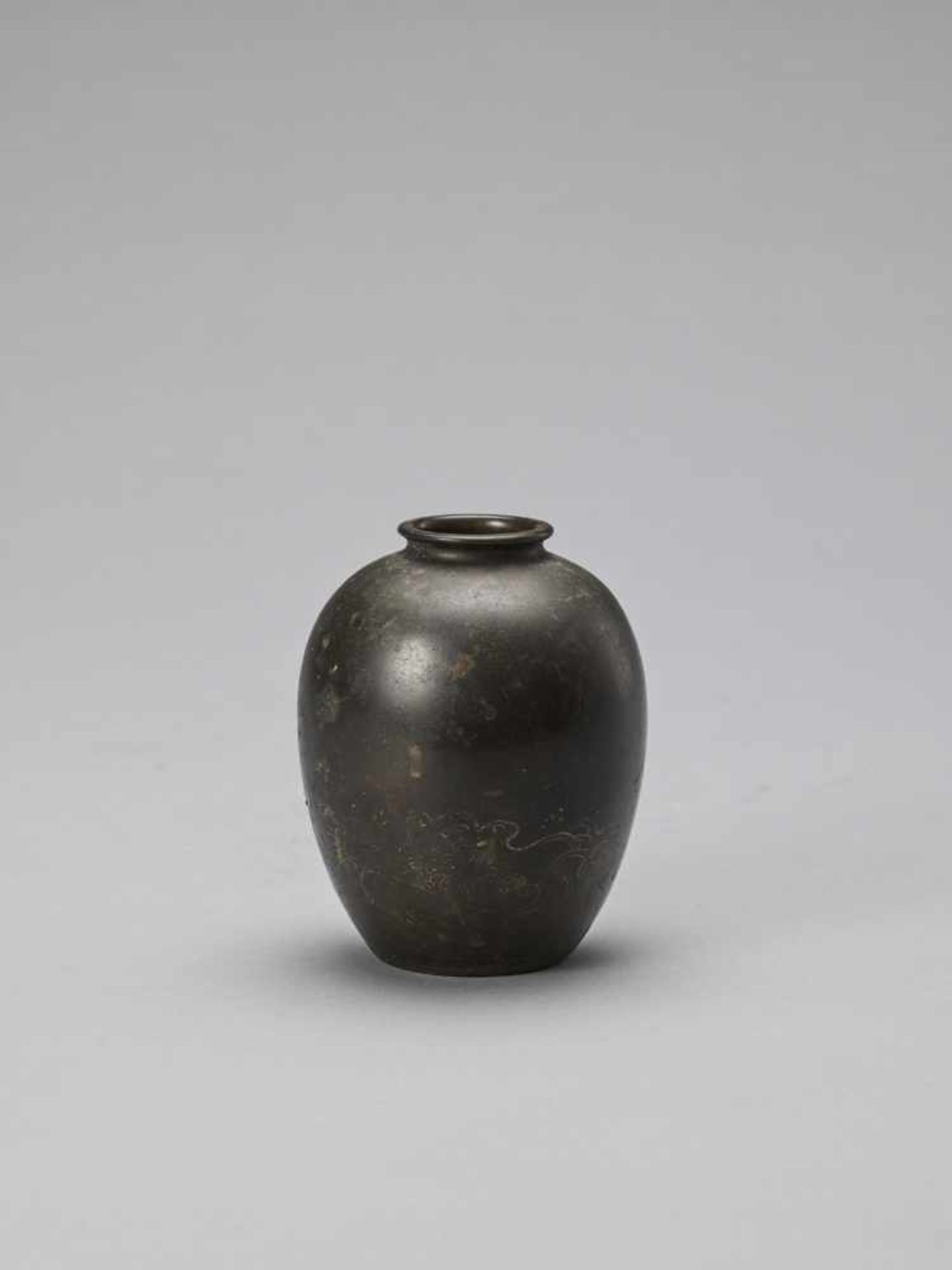 A SMALL SILVER INLAID BRONZE VASE - Image 4 of 7