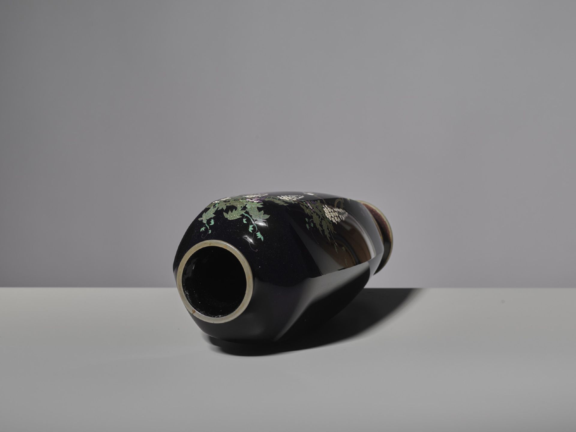 A FINE CLOISONNÉ ENAMEL VASE IN THE MANNER OF HAYASHI KODENJI < - Bild 7 aus 8