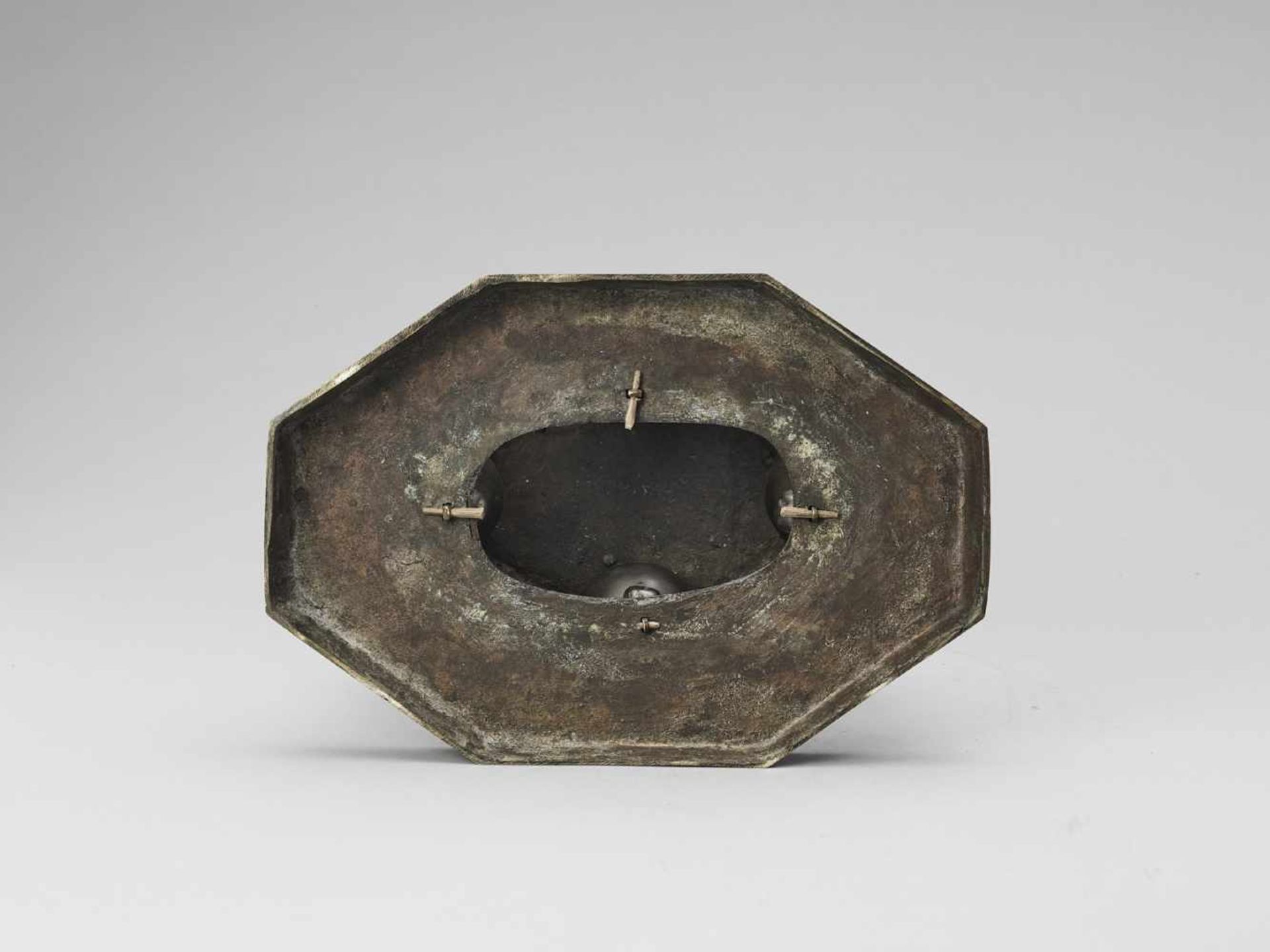 A LARGE AND SPECTACULAR SILVER AND GOLD INLAID KORO (INCENSE BURNER) - Bild 13 aus 14