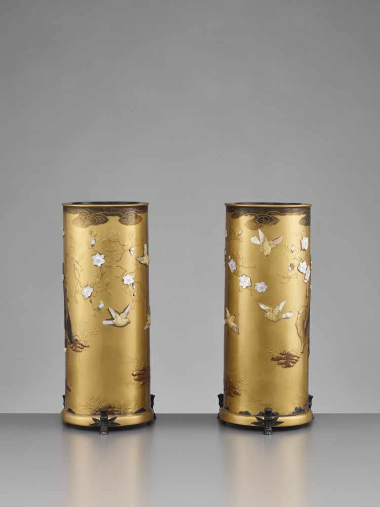 A FINE PAIR OF LACQUERED WOOD AND SHIBAYAMA VASES WITH RAKAN - Image 7 of 13