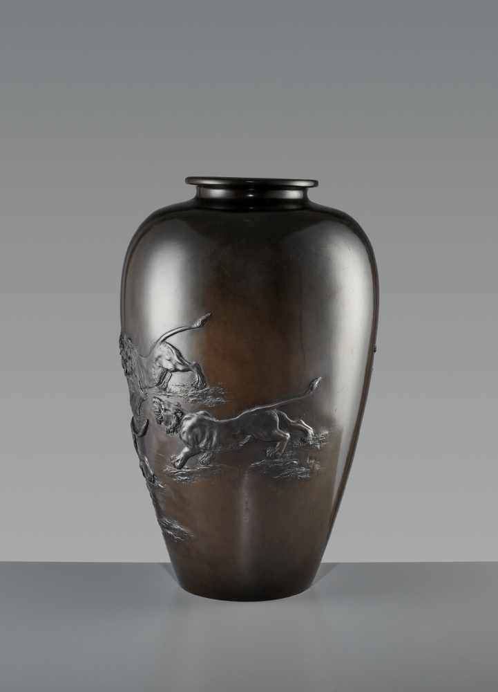 GENRYUSAI SEIYA: A MONUMENTAL ‘PRIDE OF LIONS’ BRONZE VASE <br - Image 5 of 9