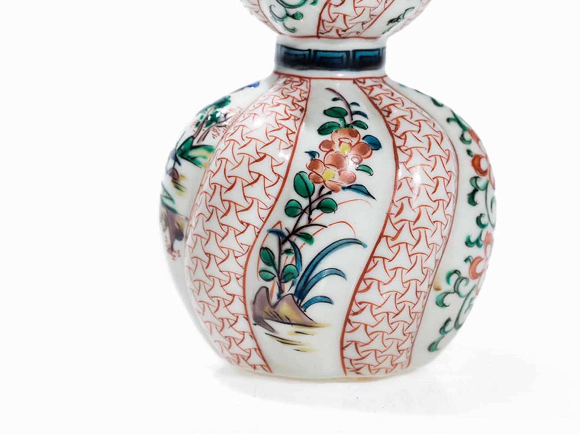 A PORCELAIN KUTANI DOUBLE GOURD TOKKURI WITH POLYCHROME PAINTING - Image 4 of 6