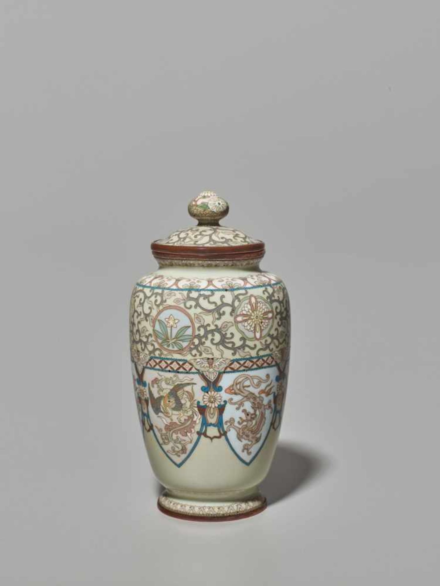 A LIDDED CLOISONNÉ VASE < - Bild 5 aus 6