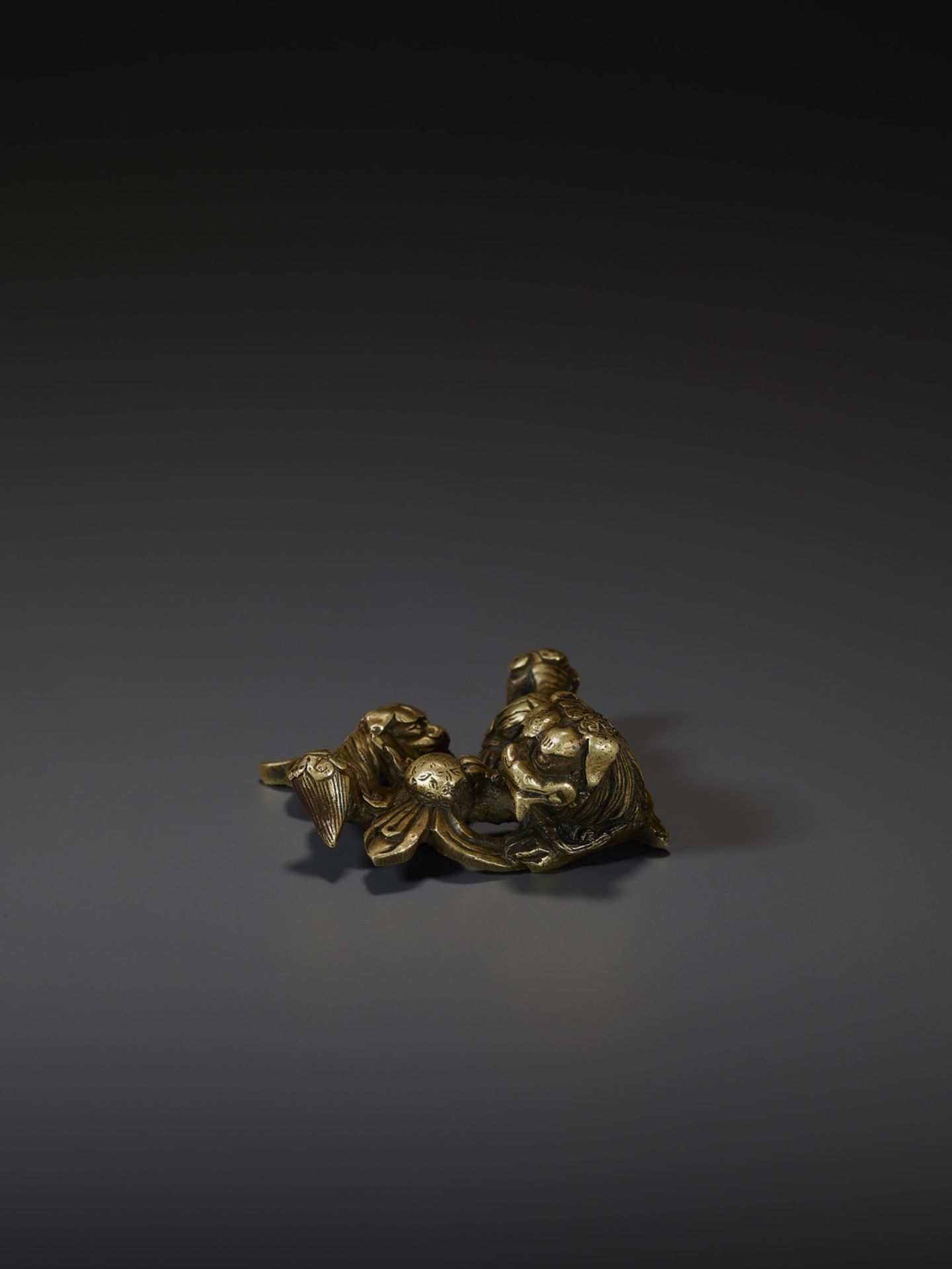 A SHISHI BRONZE SCROLL WEIGHT - Image 3 of 8