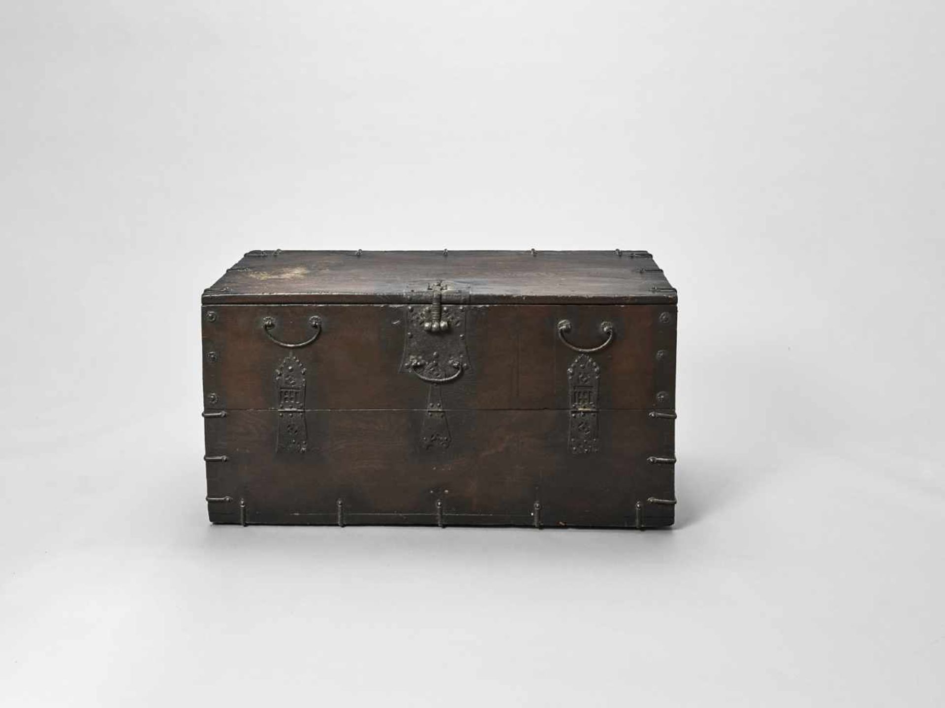 A KOREAN HARDWOOD CHEST, 19TH CENTURY - Bild 2 aus 5