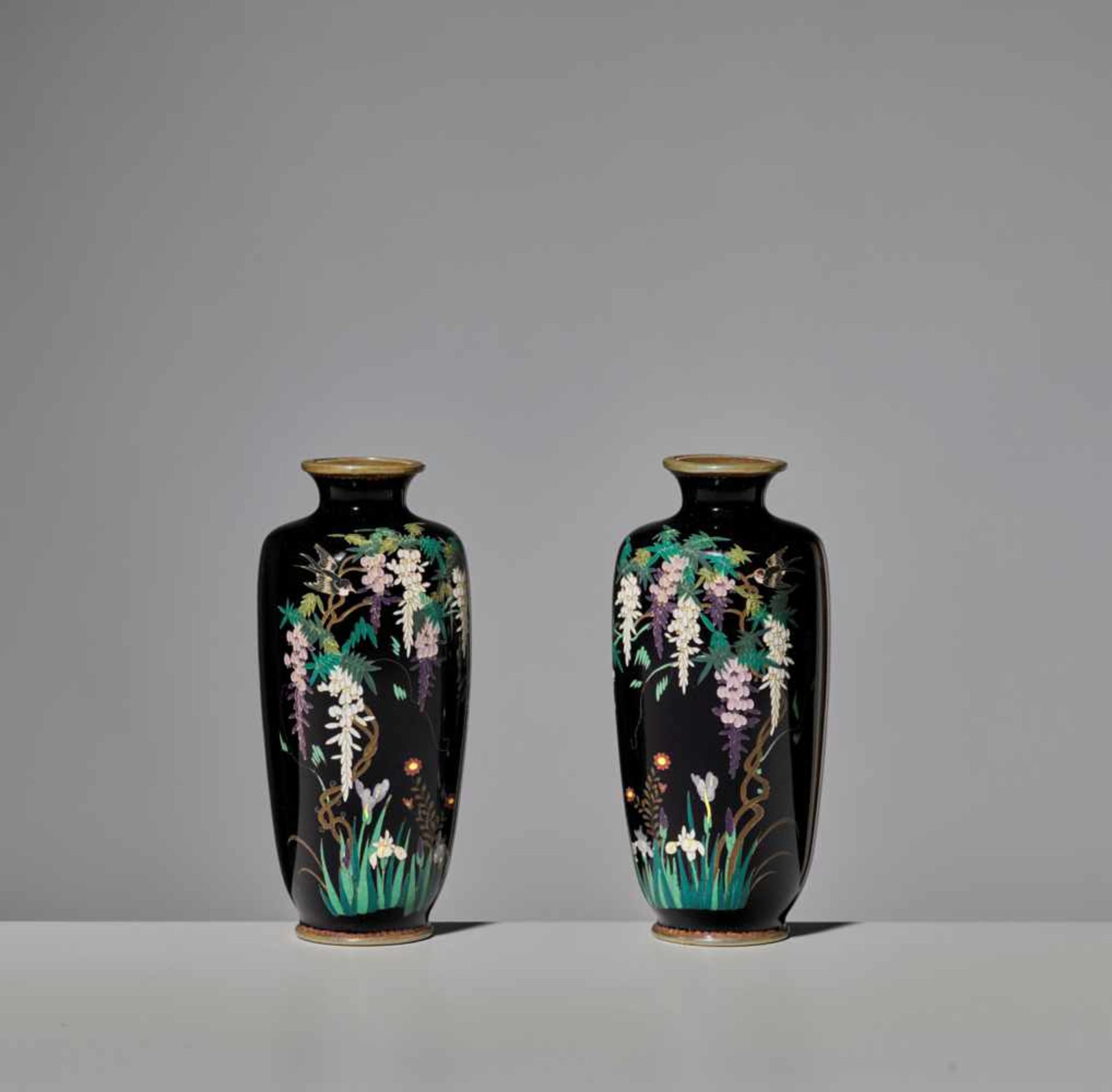 A PAIR OF SMALL CLOISONN É VASES < - Bild 2 aus 9