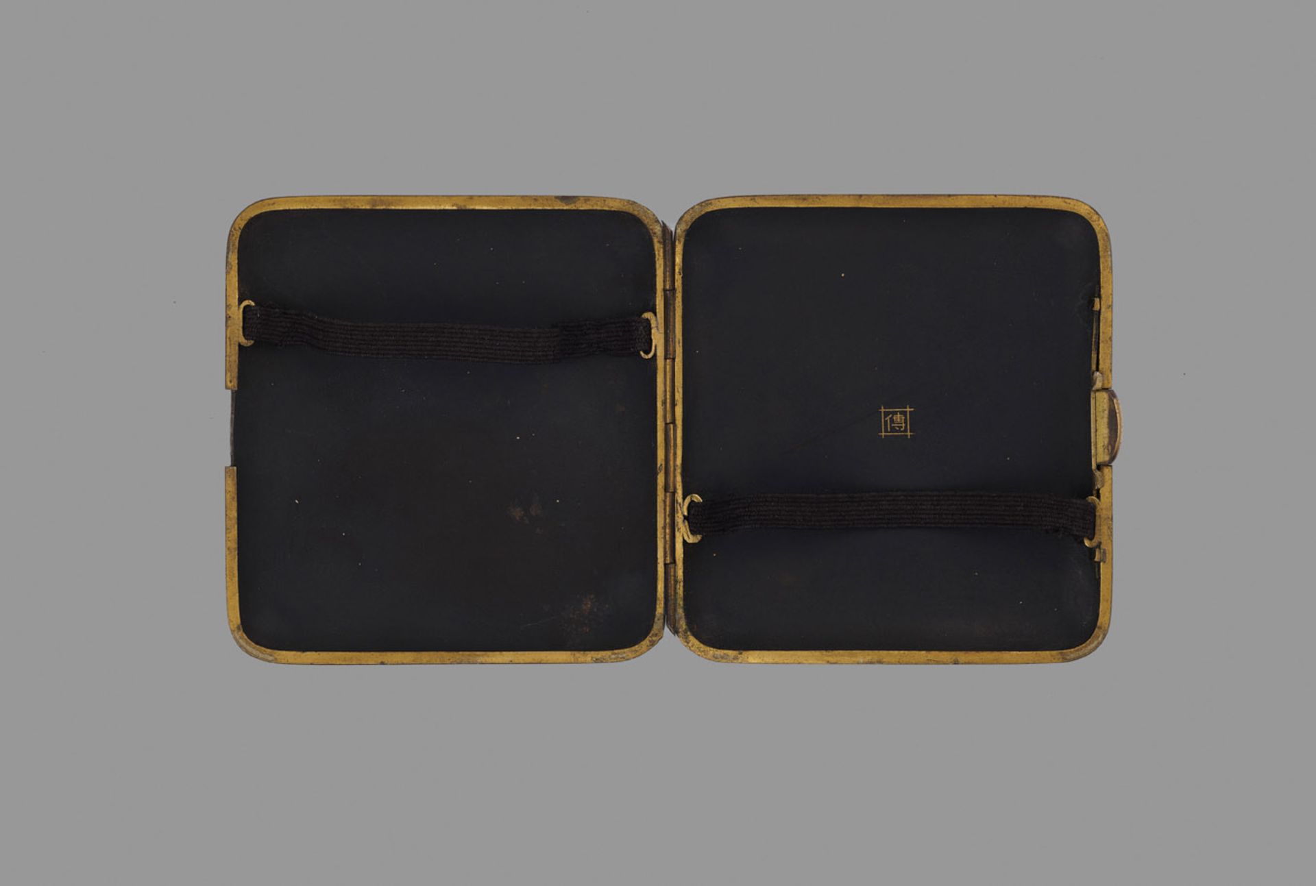 A JAPANESE KOMAI STYLE CIGARETTE CASE - Image 4 of 8