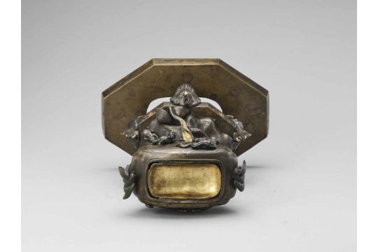 A LARGE AND SPECTACULAR SILVER AND GOLD INLAID KORO (INCENSE BURNER) - Image 14 of 14