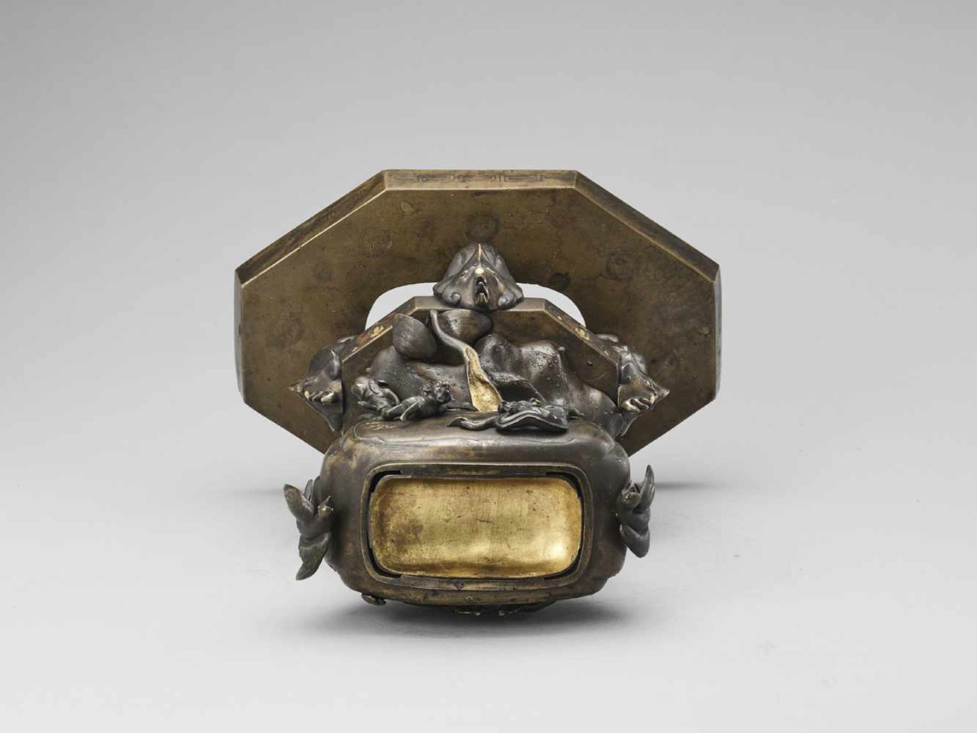 A LARGE AND SPECTACULAR SILVER AND GOLD INLAID KORO (INCENSE BURNER) - Image 14 of 14