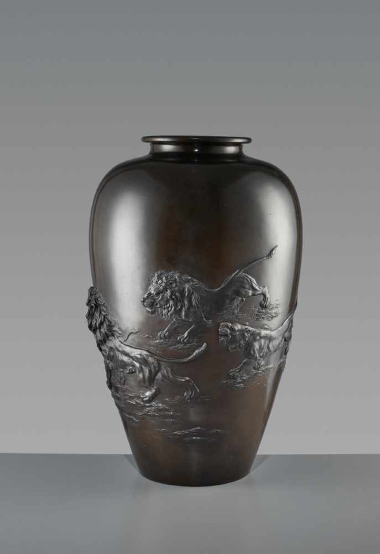 GENRYUSAI SEIYA: A MONUMENTAL ‘PRIDE OF LIONS’ BRONZE VASE <br - Bild 3 aus 9