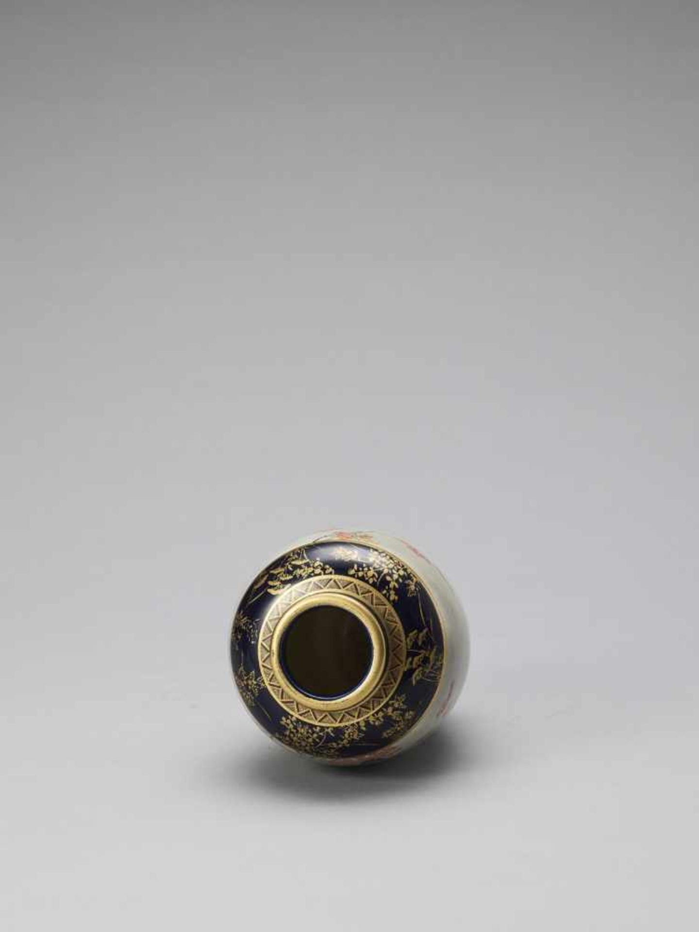 A SATSUMA CERAMIC VASE - Image 7 of 8