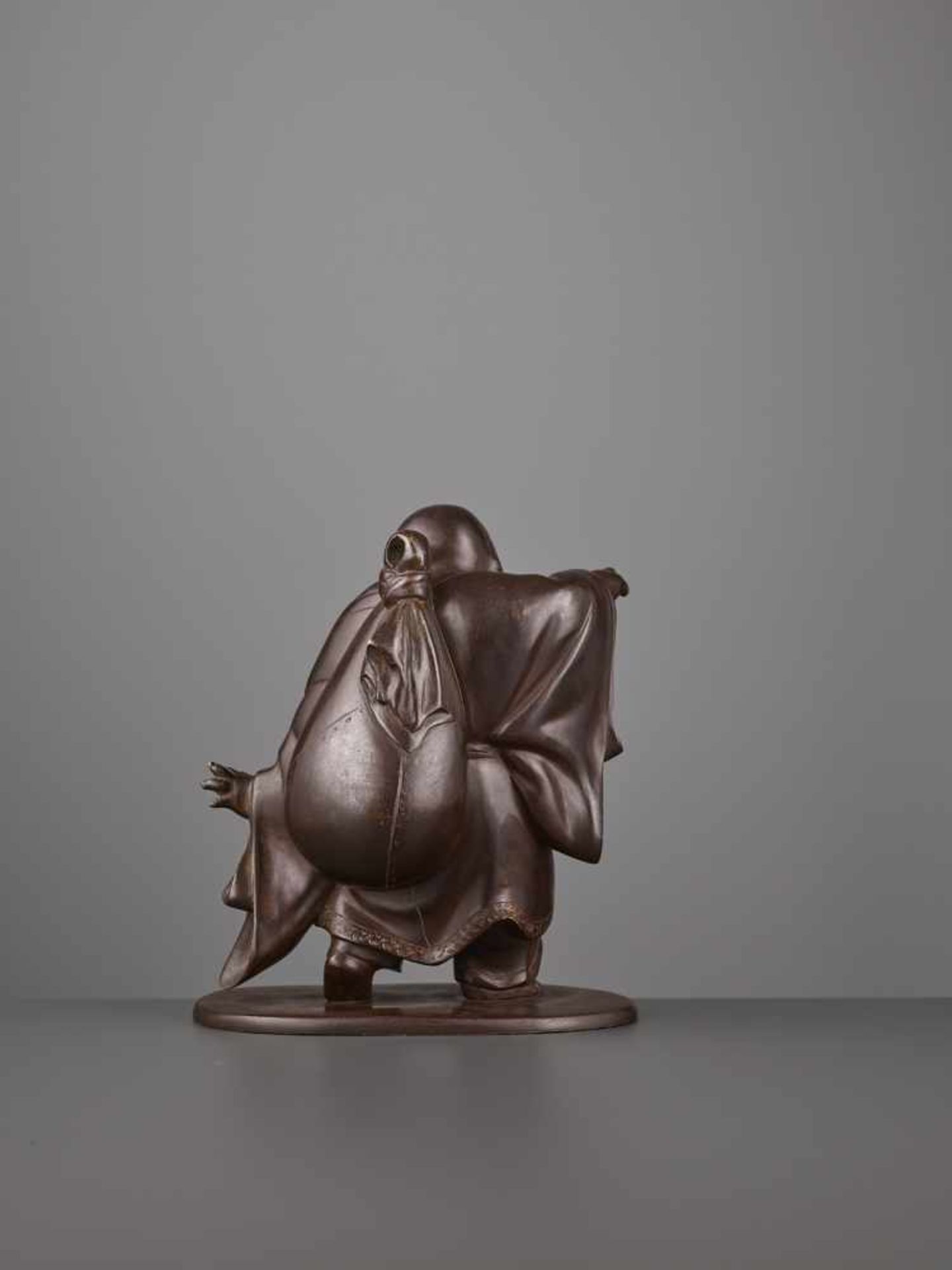 A CHARMING BRONZE OF HOTEI - Bild 6 aus 8