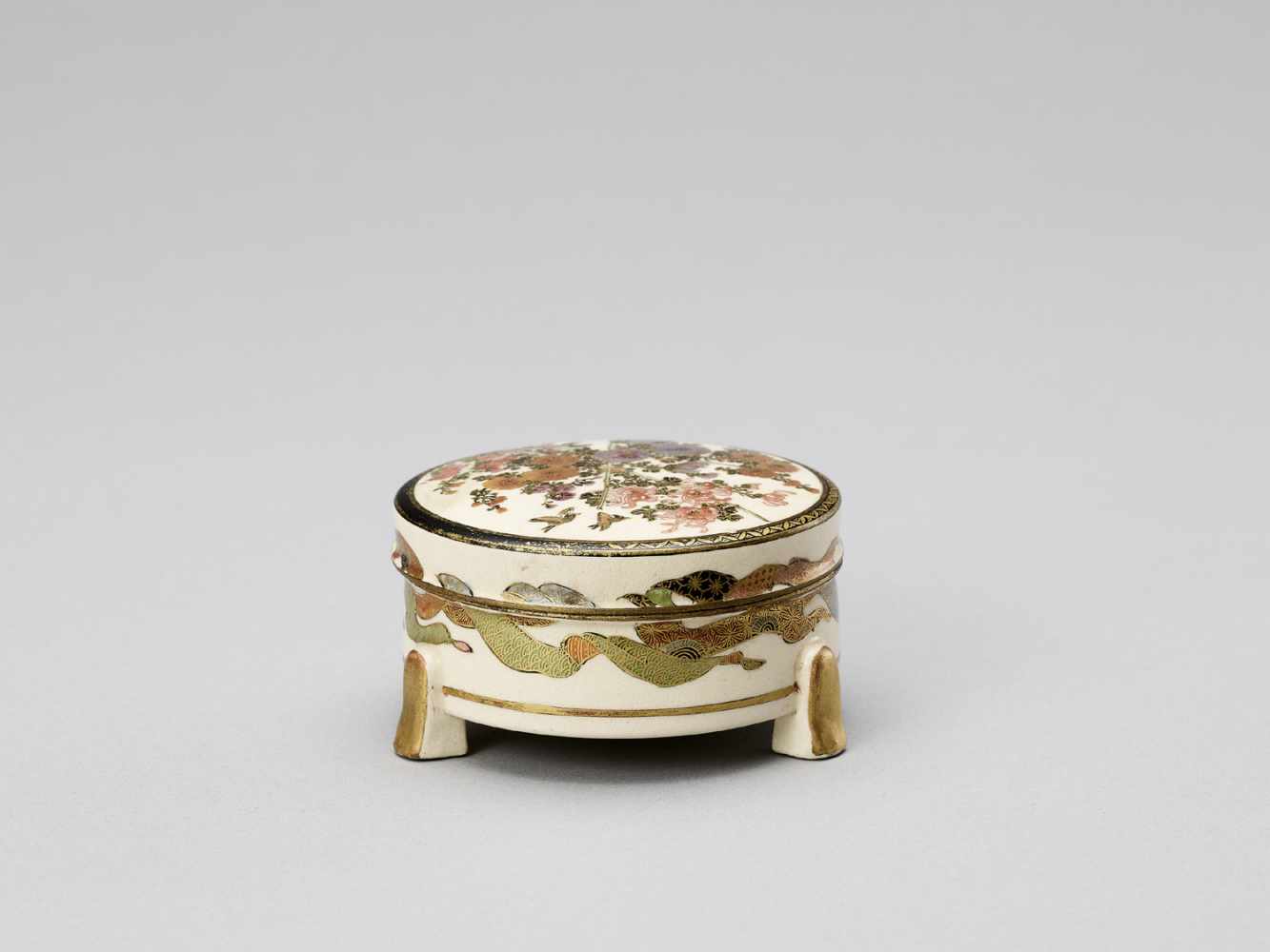 A LIDDED SATSUMA BOWL - Image 4 of 8