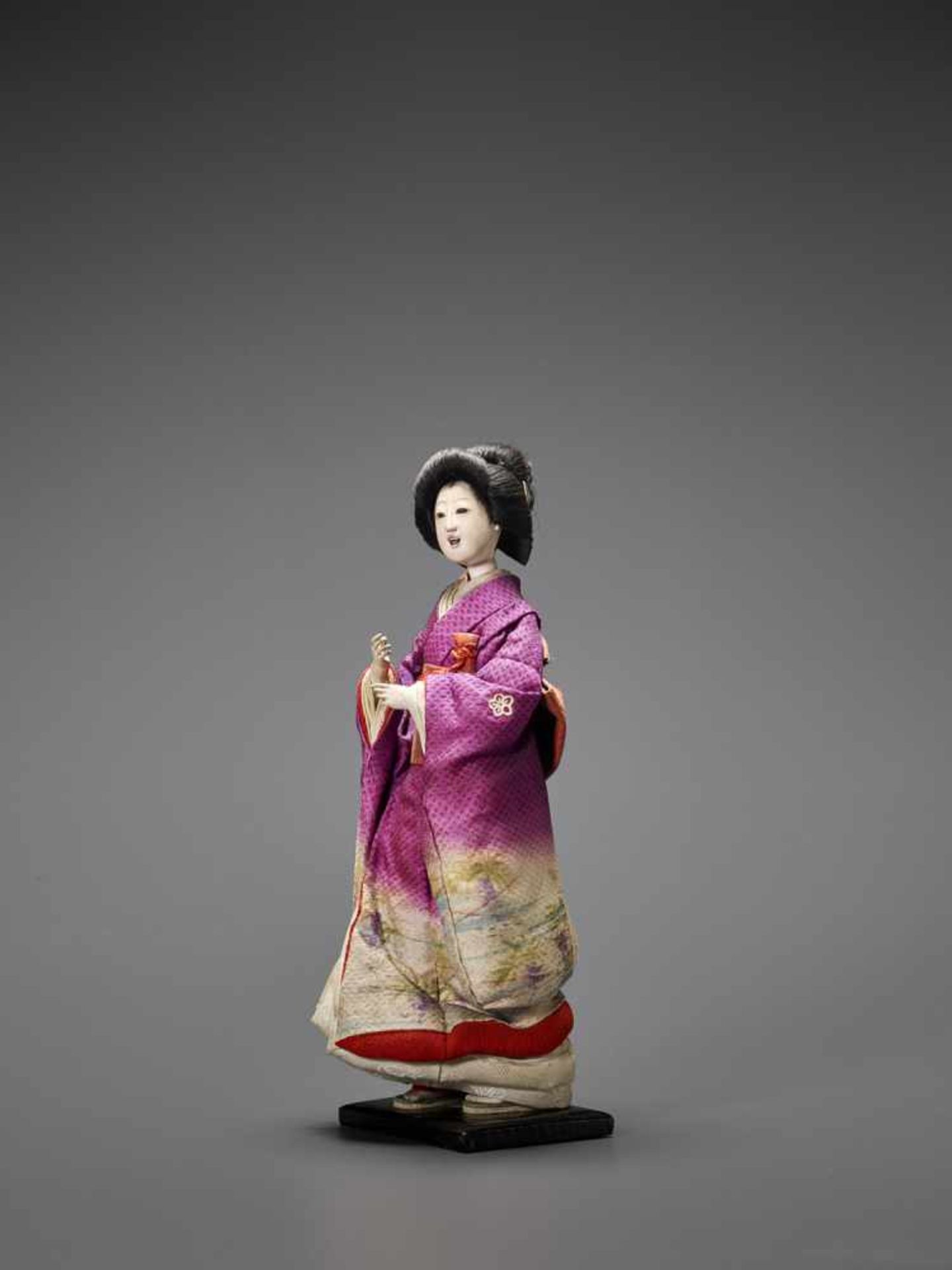 A FABRIC DOLL OF A GEISHA - Bild 5 aus 10