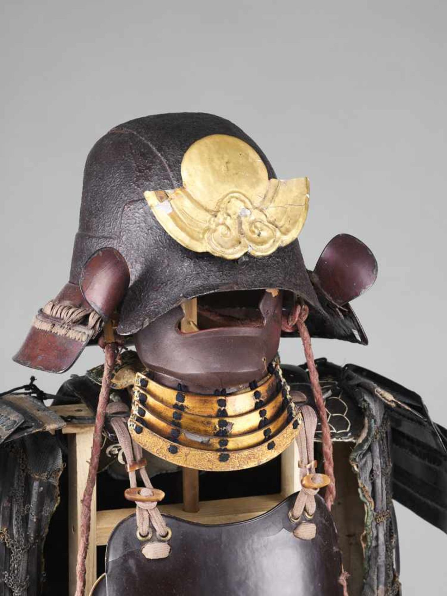 A SAMURAI ARMOR WITH KABUTO - Bild 3 aus 8