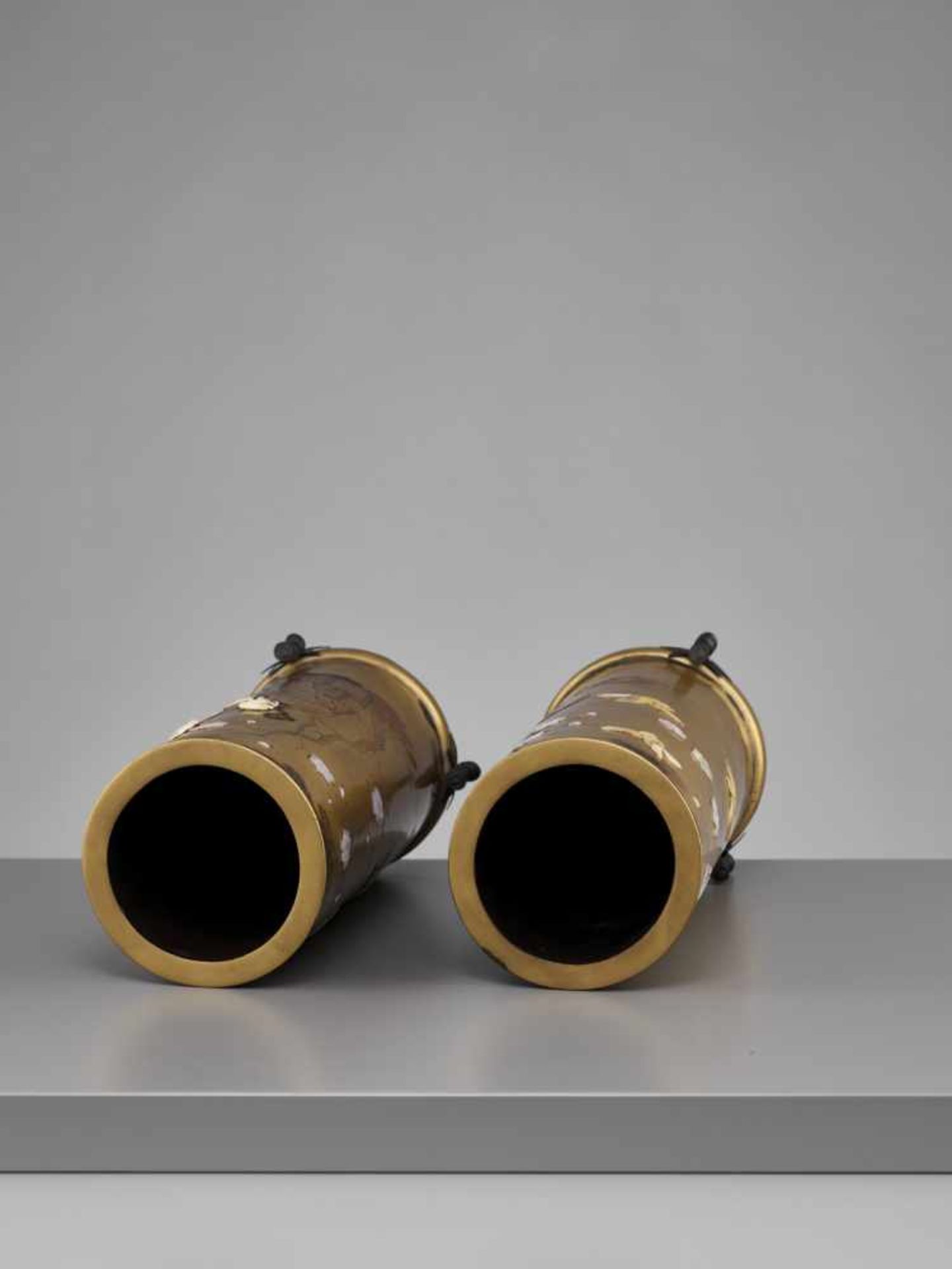 A FINE PAIR OF LACQUERED WOOD AND SHIBAYAMA VASES WITH RAKAN - Image 9 of 13