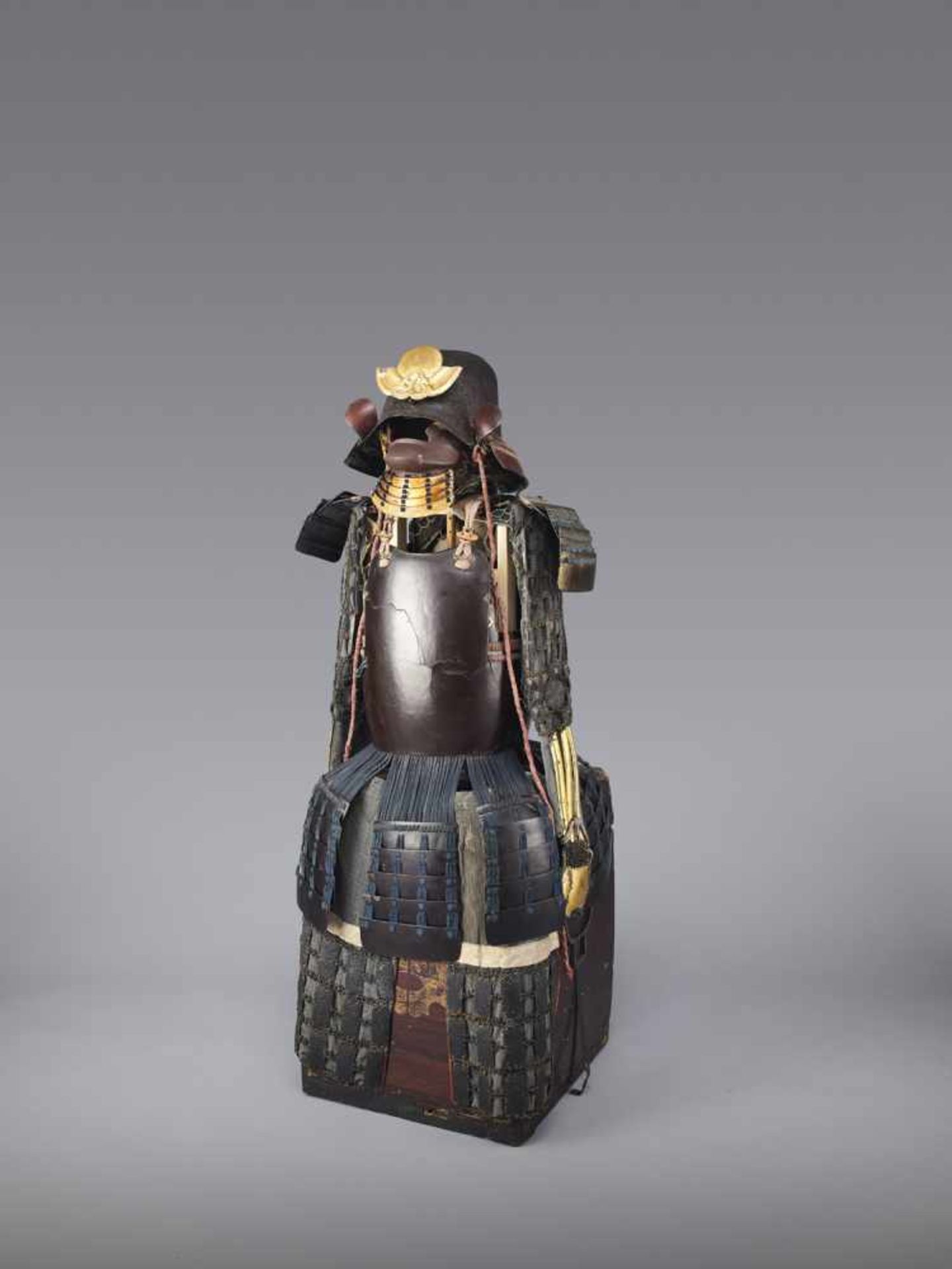 A SAMURAI ARMOR WITH KABUTO - Bild 2 aus 8