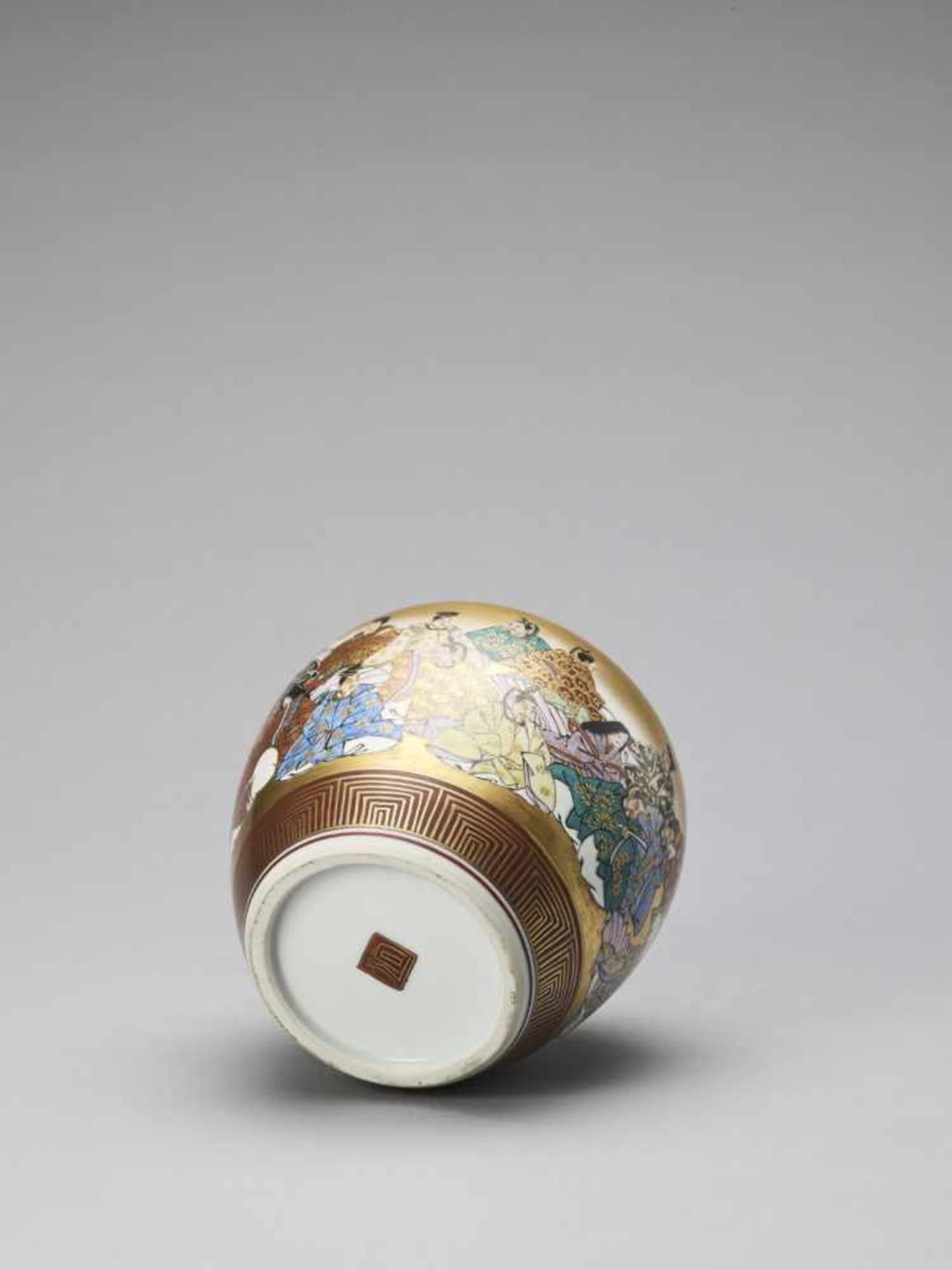 A JAPANESE PAINTED CERAMIC KUTANI VASE - Image 10 of 10